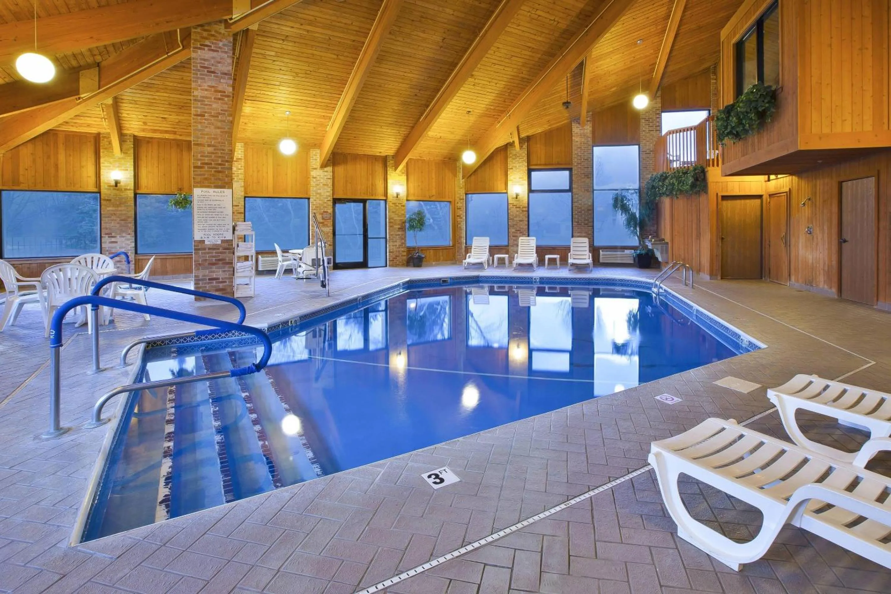 Swimming pool in Quality Inn Marshall near I-69