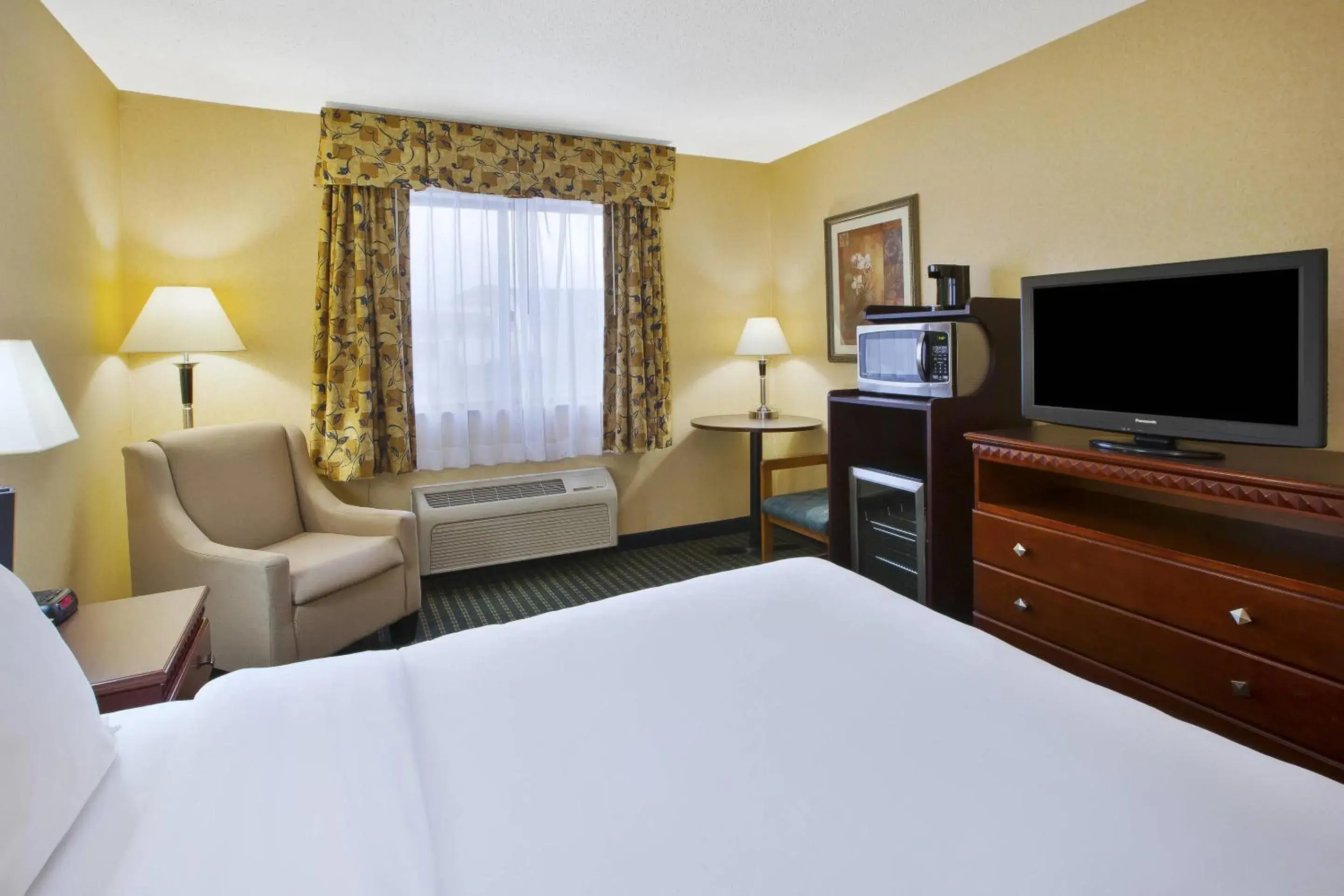 Bedroom, Bed in Quality Inn Marshall near I-69 Bedroom, Bed in Quality Inn Marshall near I-69