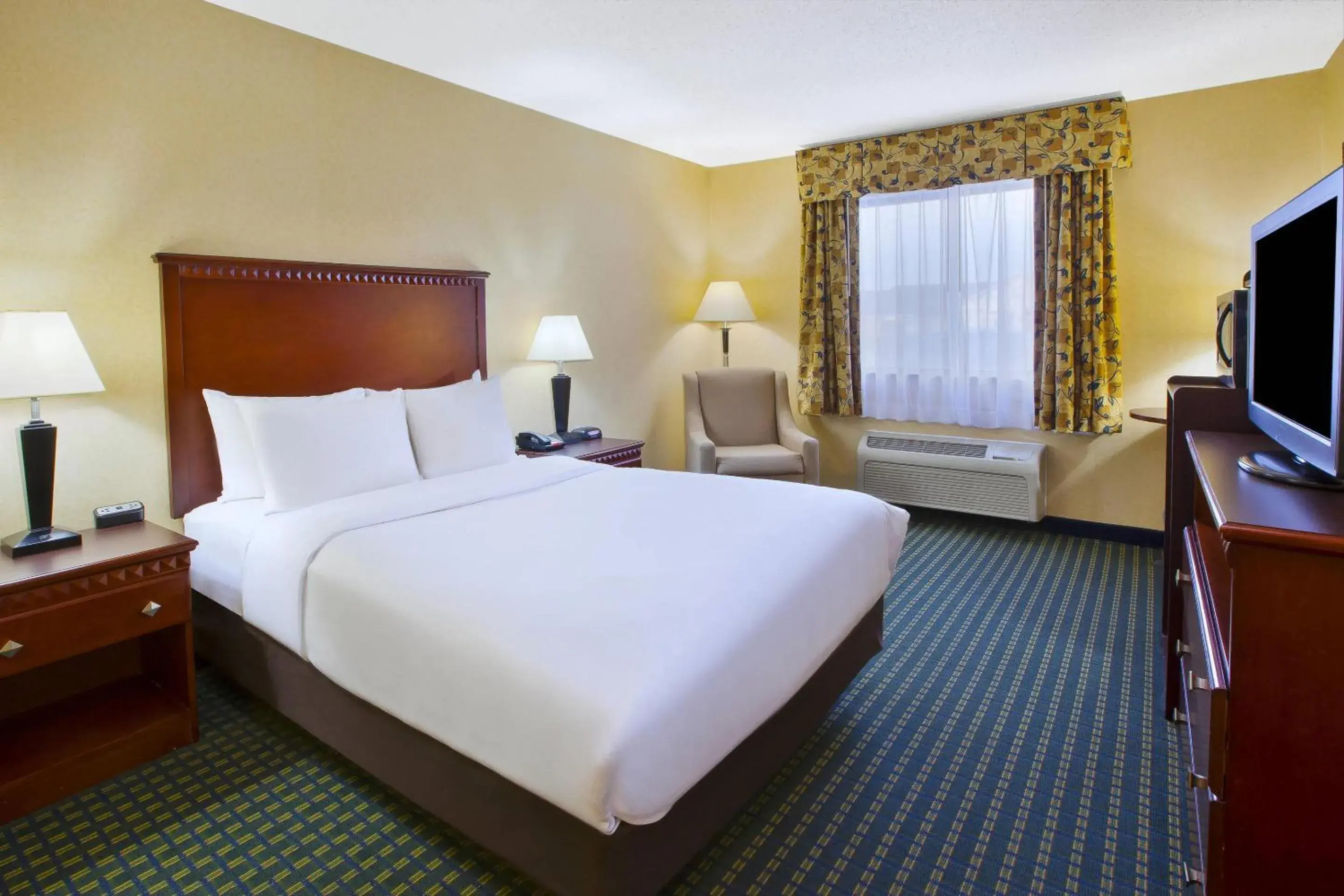Bedroom, Bed in Quality Inn Marshall near I-69 Bedroom, Bed in Quality Inn Marshall near I-69