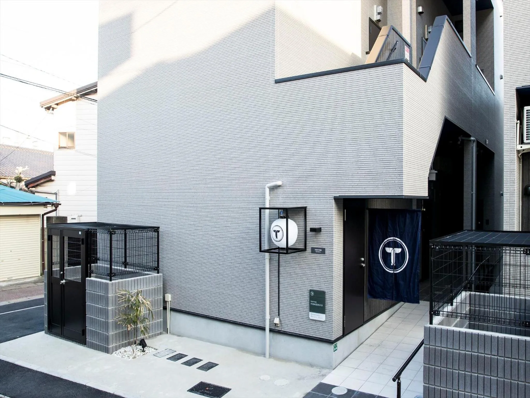 Facade/entrance in TRIP POD YOSHIZUKA B