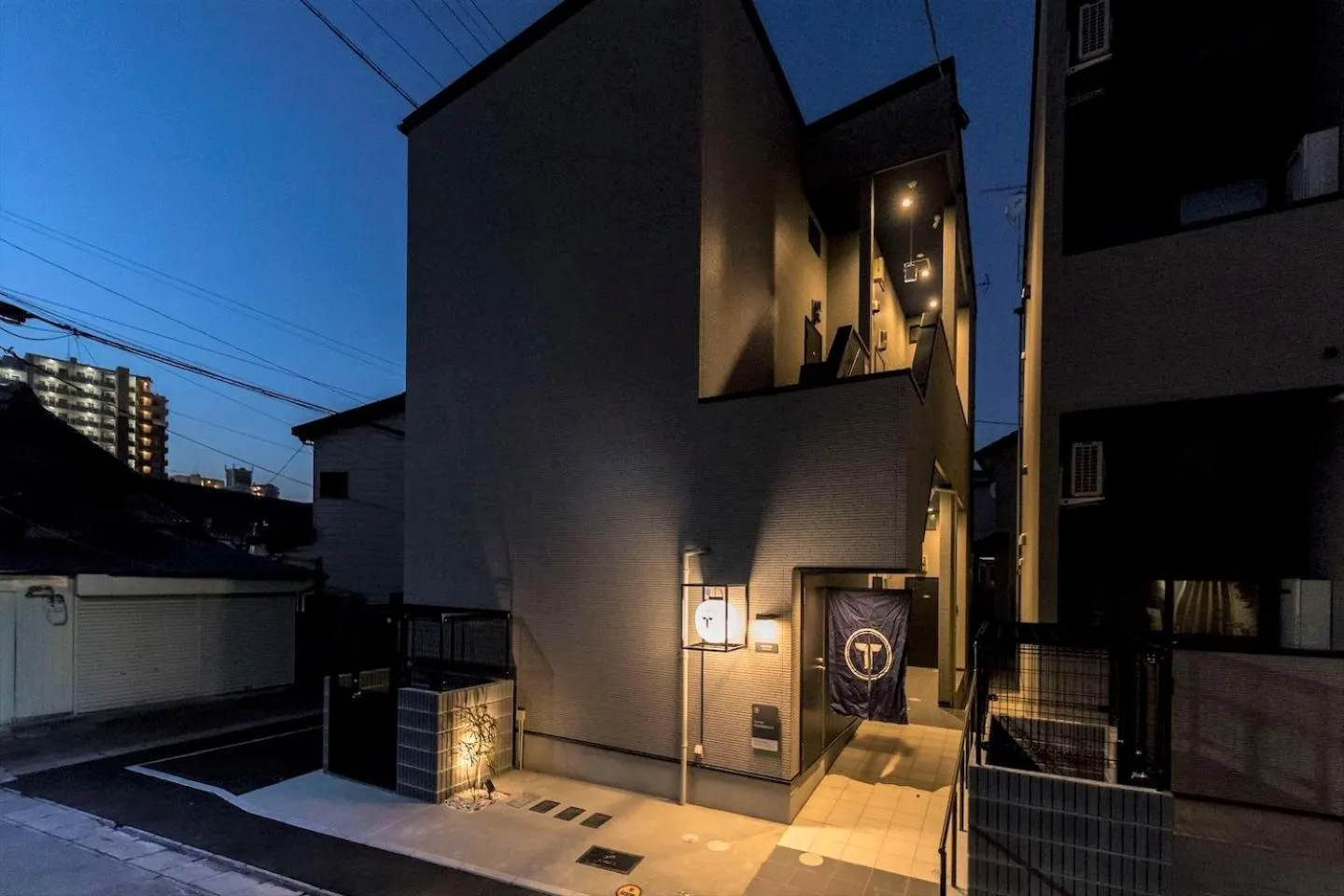 Facade/entrance in TRIP POD YOSHIZUKA B