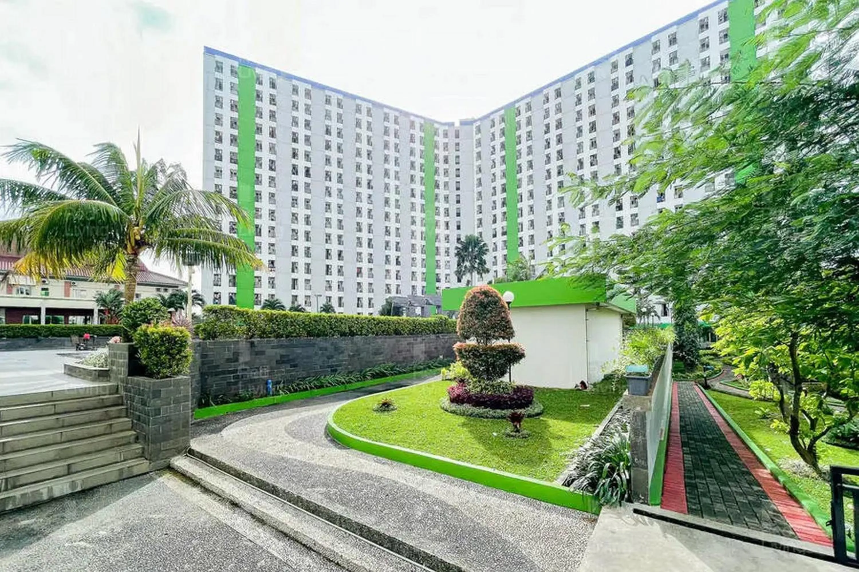 Property building in RedLiving Apartemen Green Lake View Ciputat - Pelangi Rooms 2 Tower E