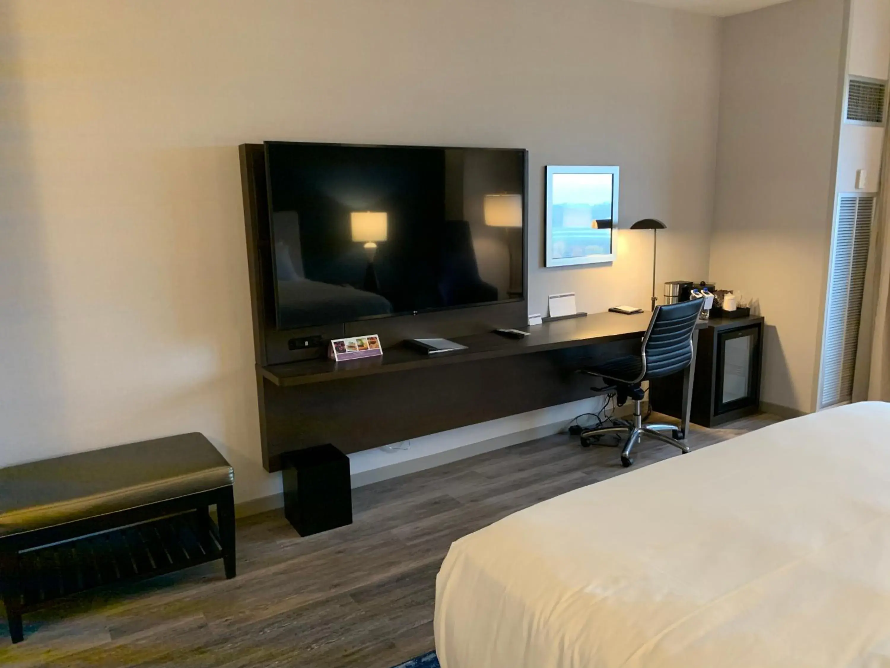 TV and multimedia, Bed in Hyatt Regency Pittsburgh International Airport TV and multimedia, Bed in Hyatt Regency Pittsburgh International Airport