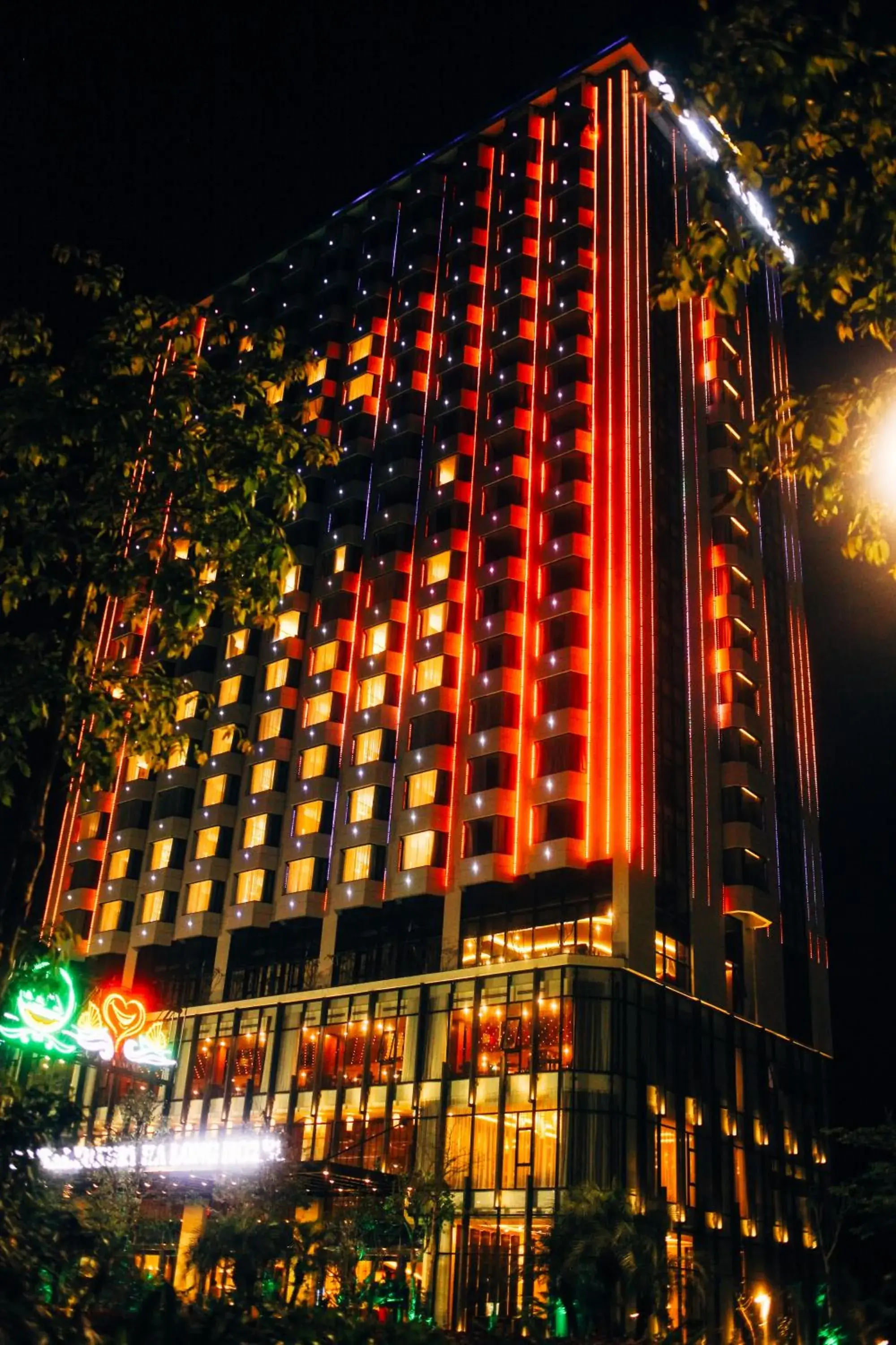 Property building in Central Luxury Hạ Long Hotel Property building in Central Luxury Hạ Long Hotel