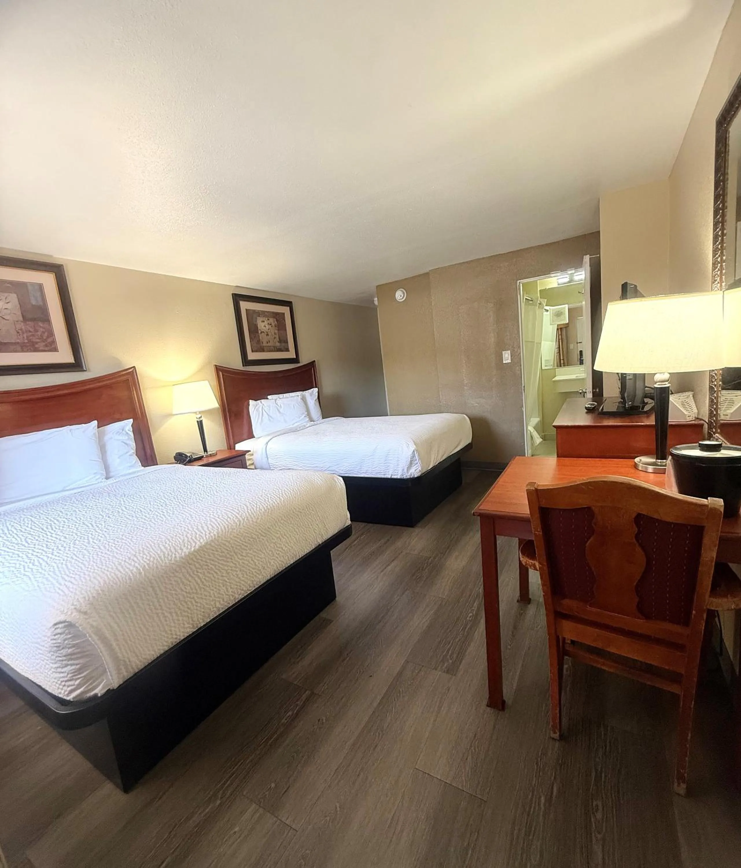 Bedroom, Bed in Travelodge by Wyndham Klamath Falls