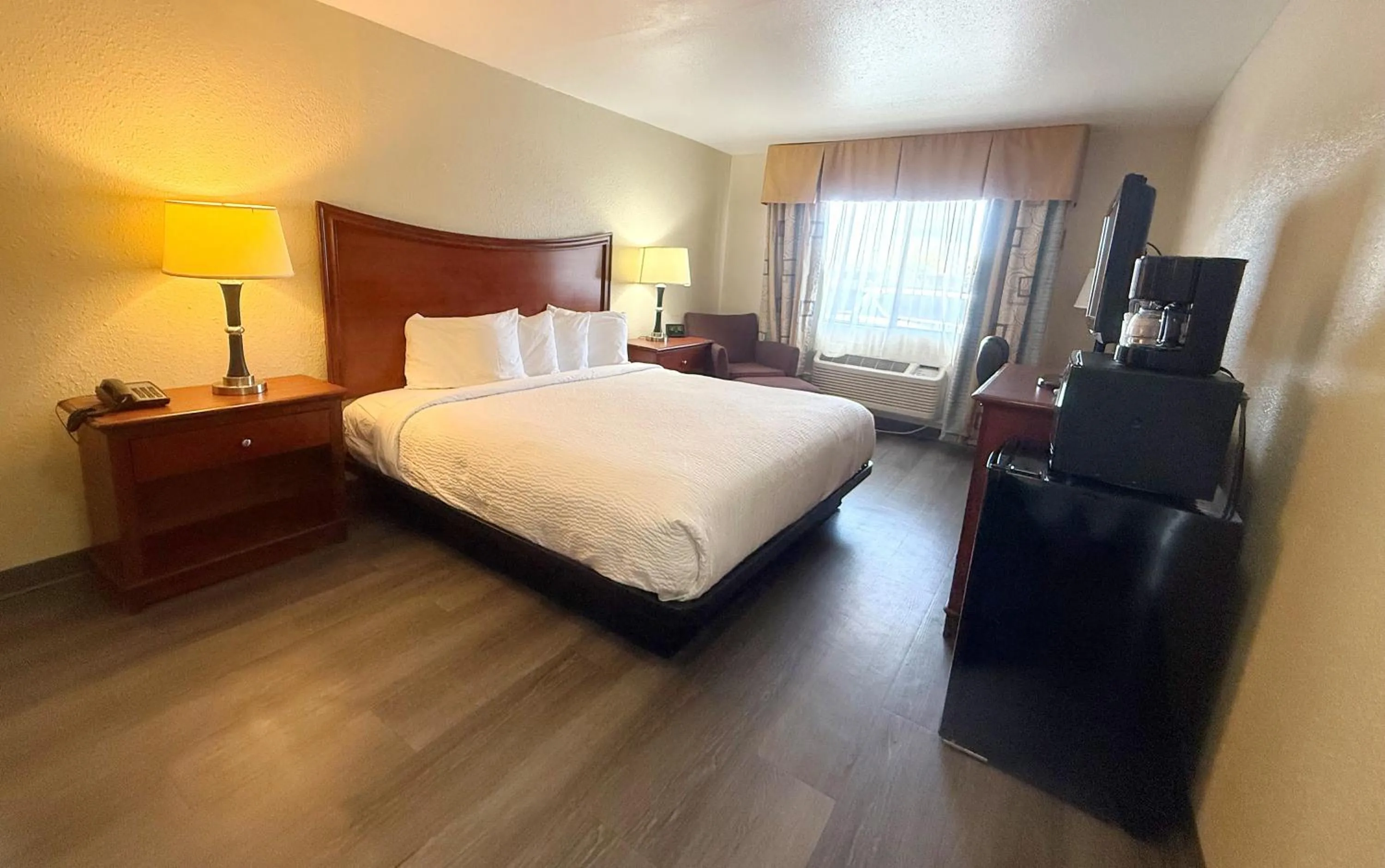 Bedroom, Bed in Travelodge by Wyndham Klamath Falls