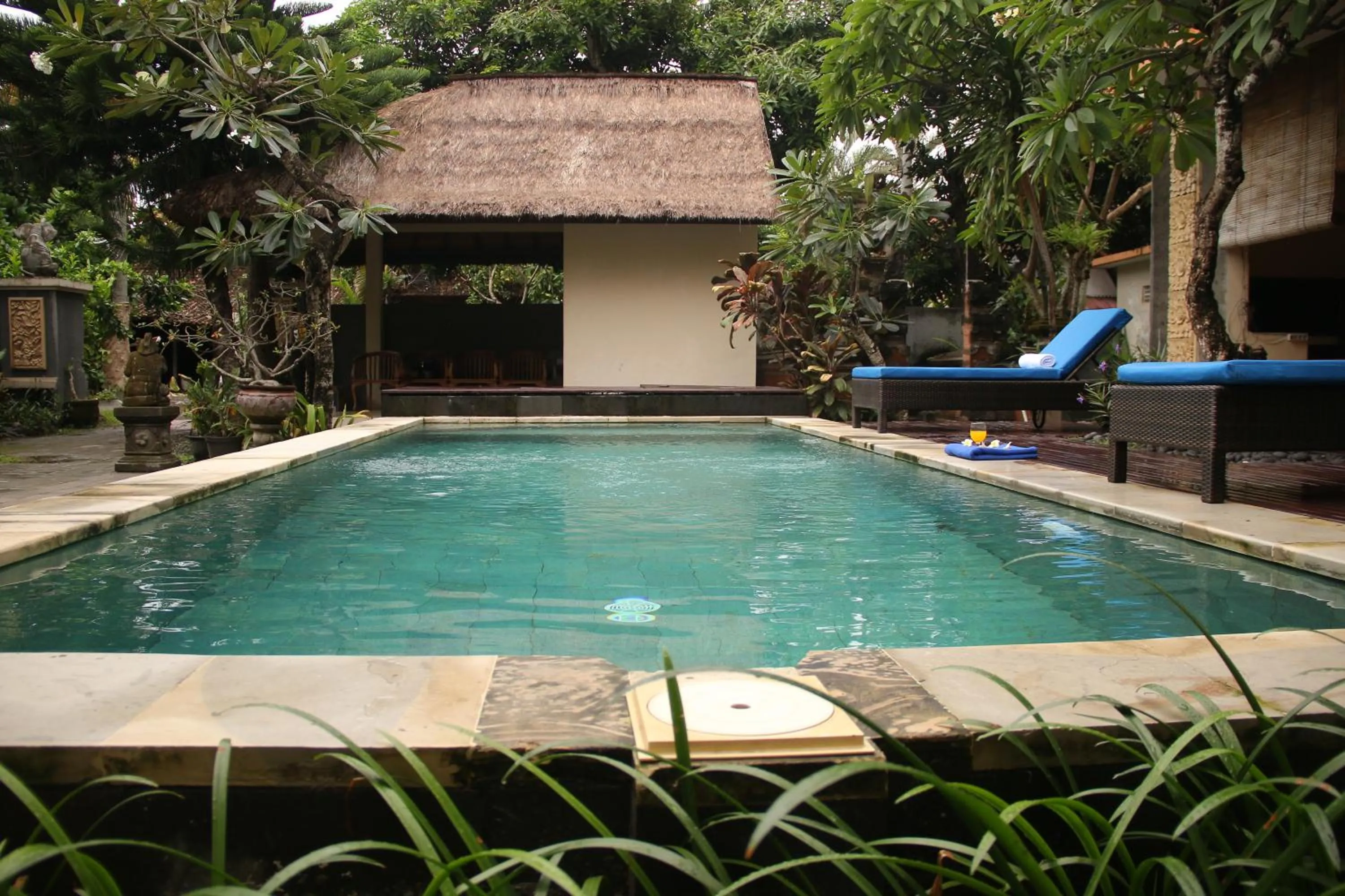 Swimming pool in Eddys Cottages & Villa