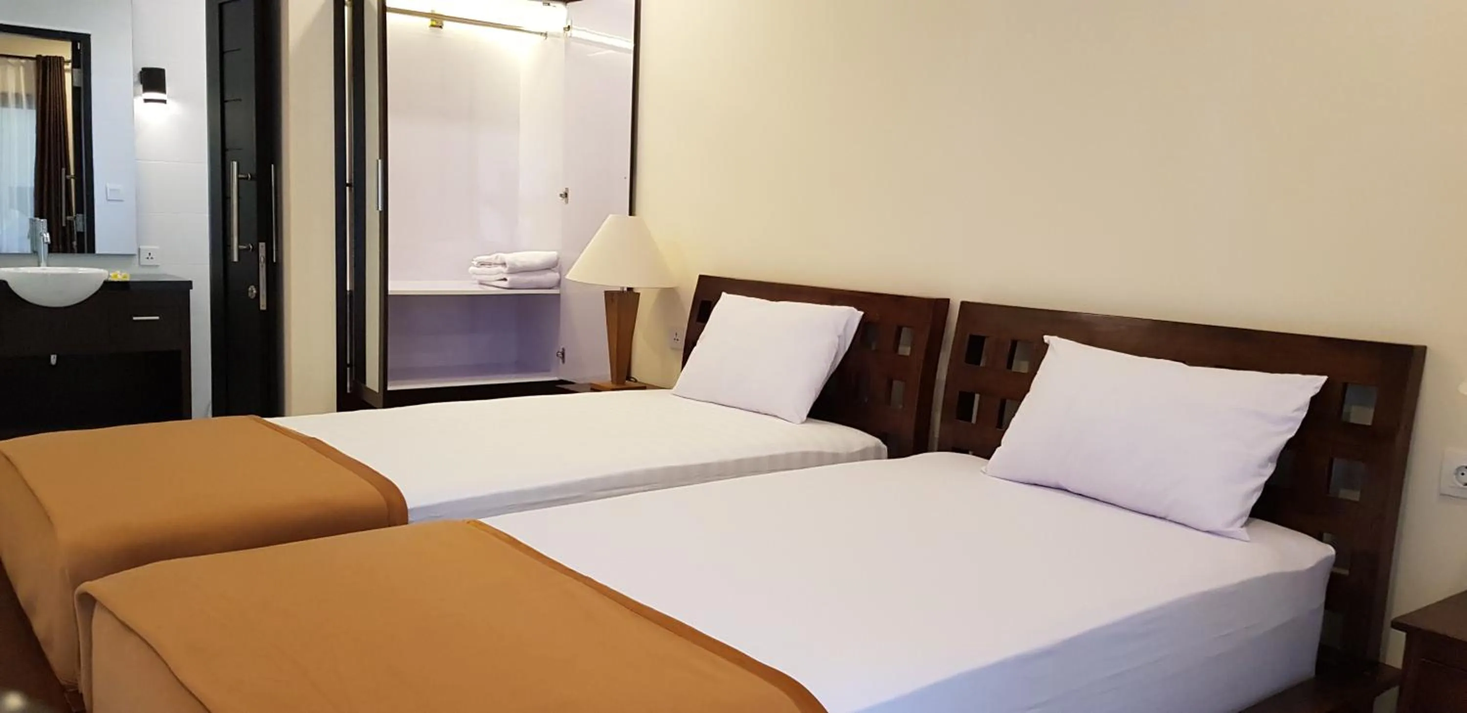 Bedroom, Bed in Eddys Cottages & Villa