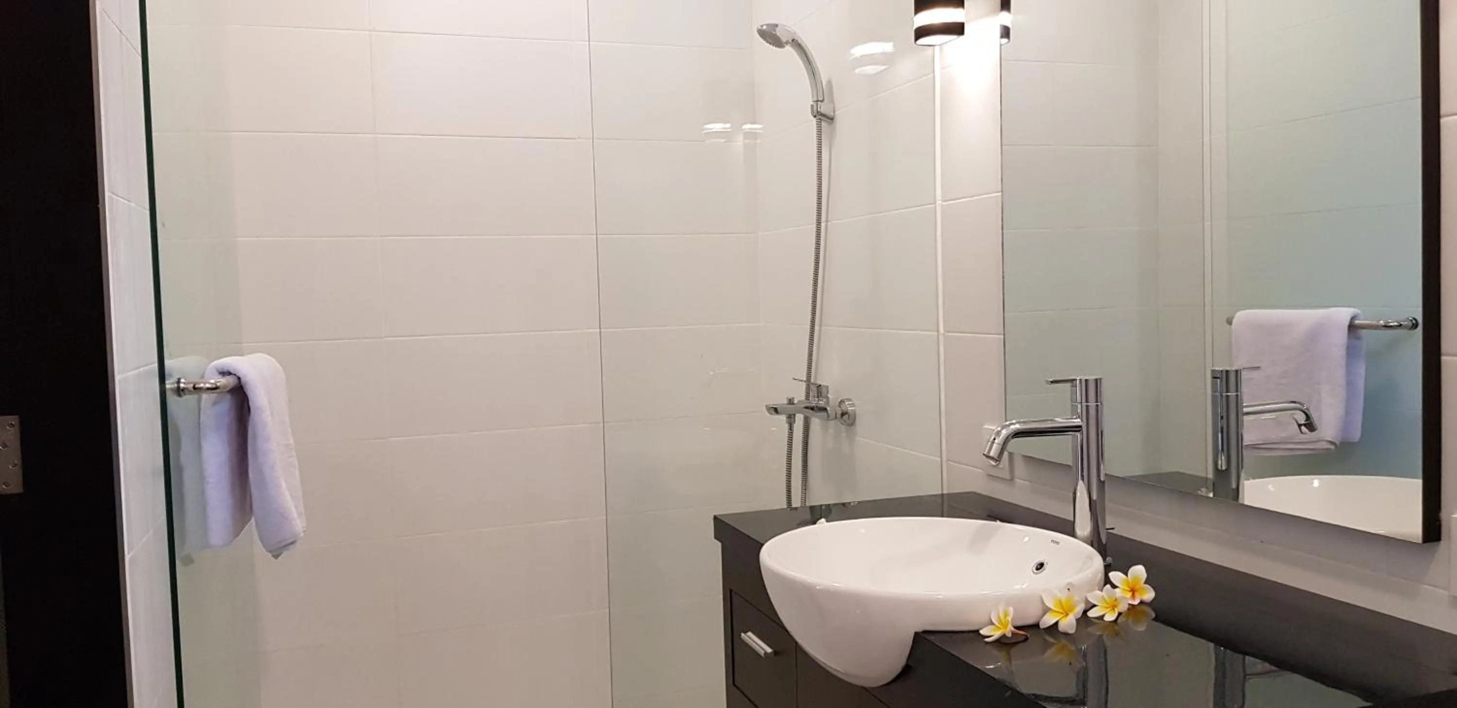 Bathroom in Eddys Cottages & Villa