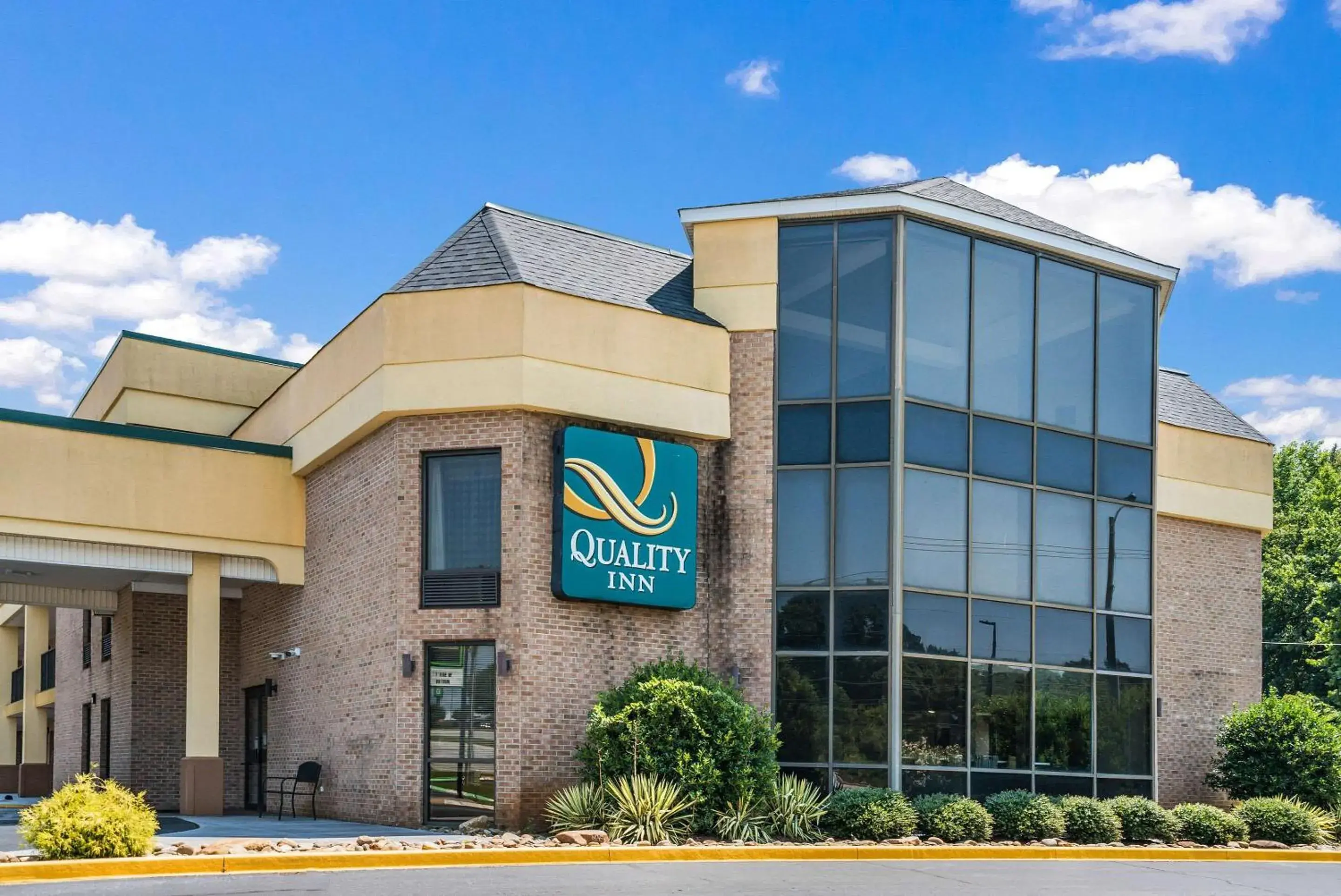Property building in Quality Inn Greer - Greenville Property building in Quality Inn Greer - Greenville