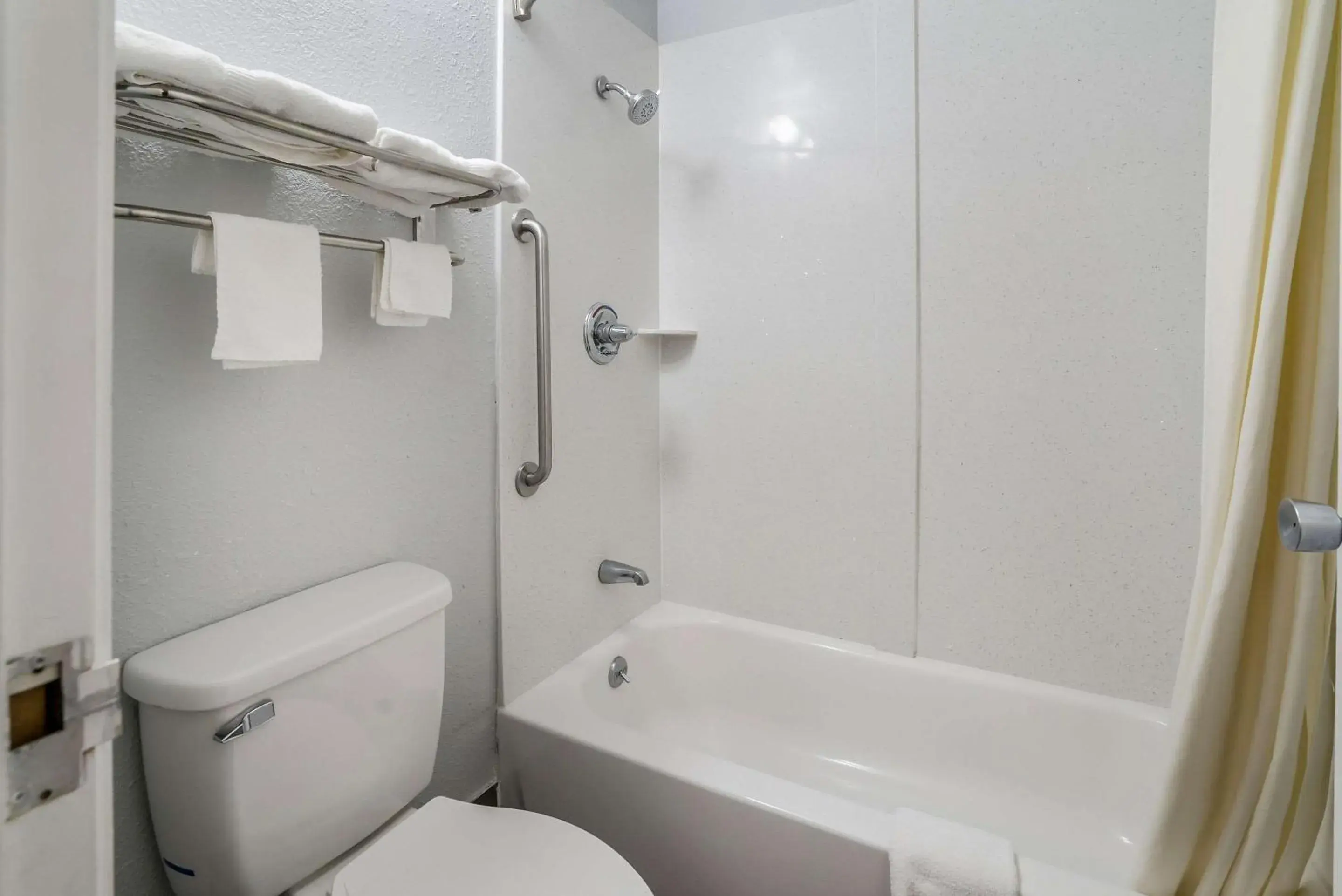 Bedroom in Quality Inn Greer - Greenville Bedroom in Quality Inn Greer - Greenville