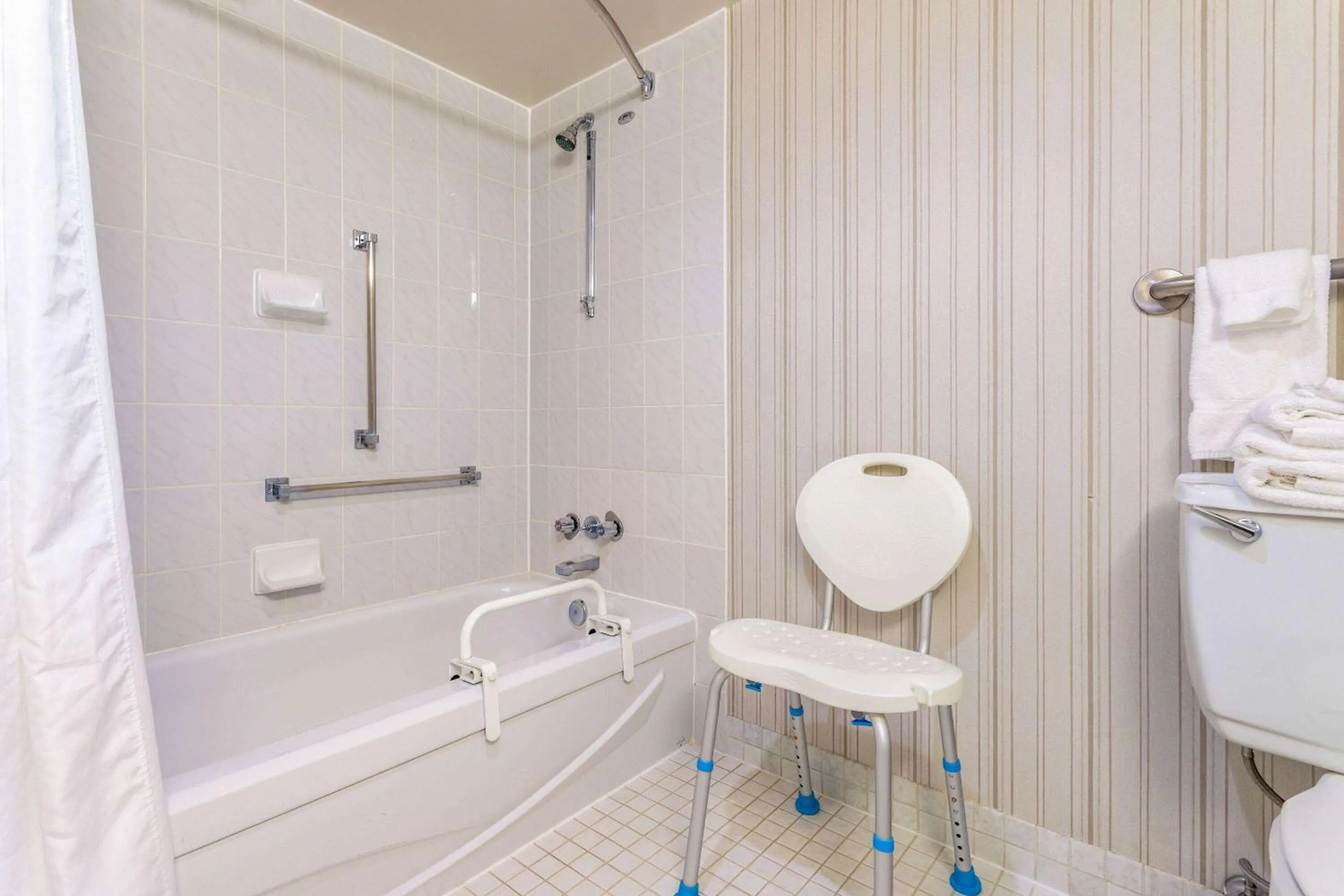 Bathroom in Ramada by Wyndham Northern Grand Hotel & Conference Centre