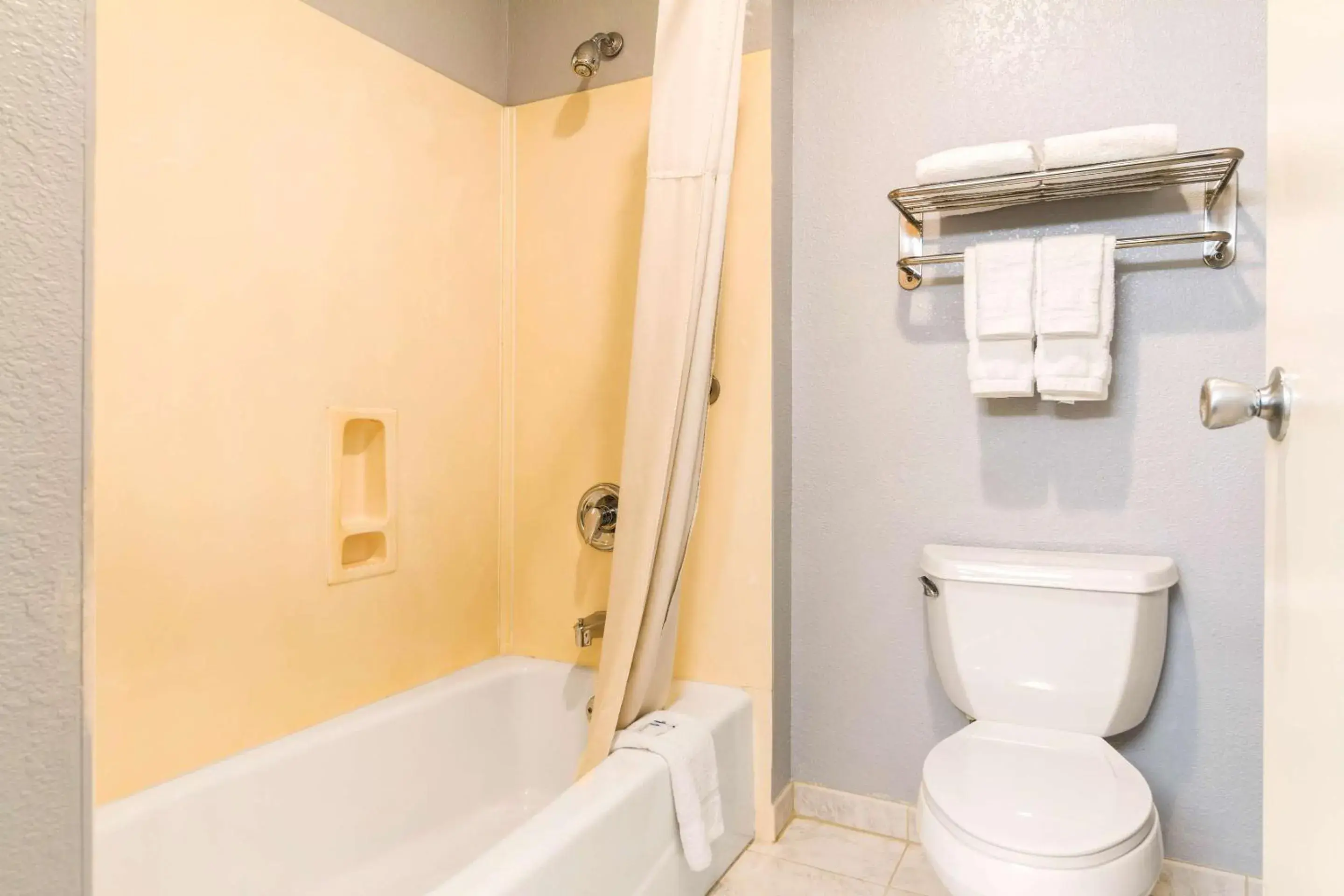 Bedroom in Rodeway Inn Auburn – Foresthill Bedroom in Rodeway Inn Auburn – Foresthill