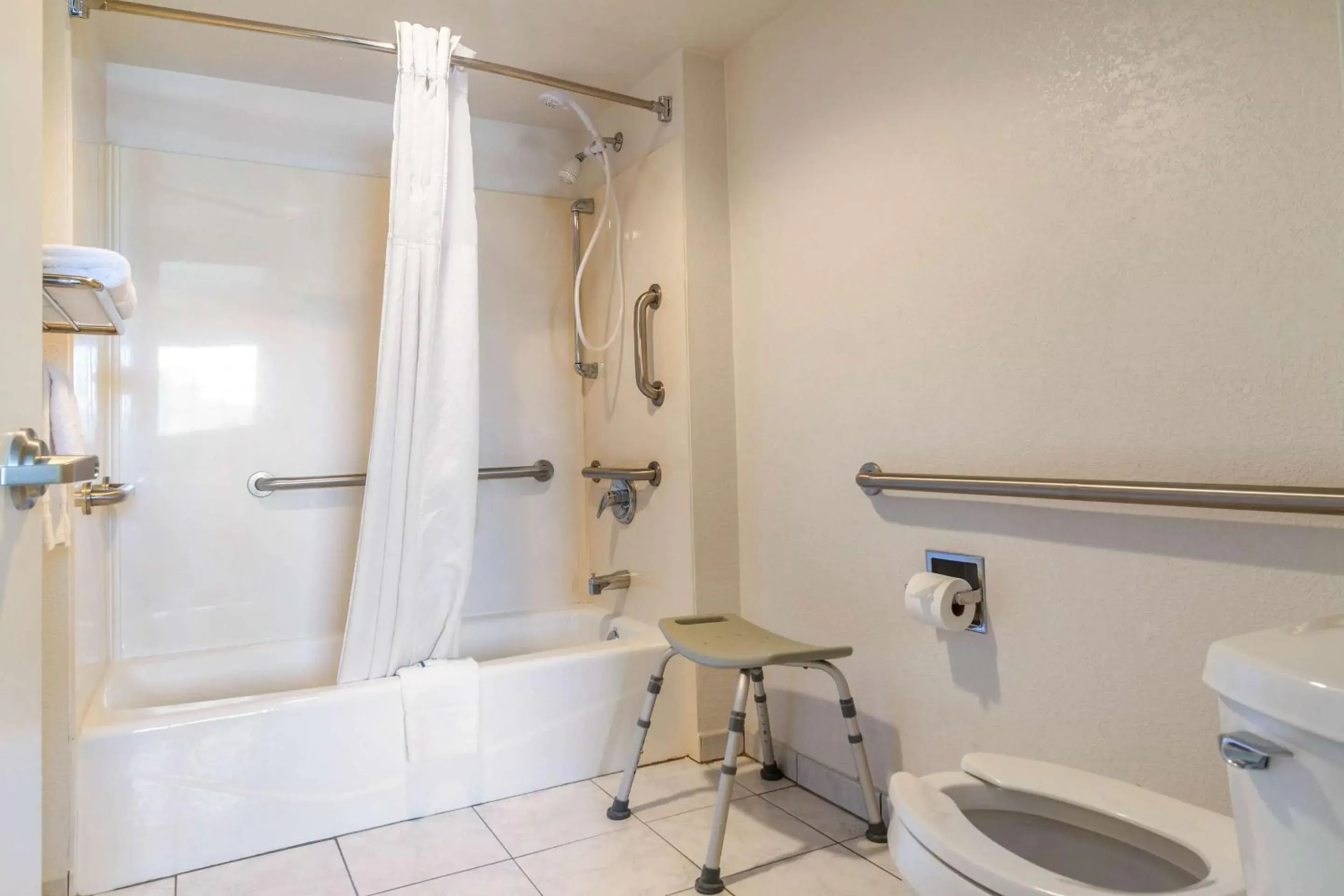 Bedroom in Rodeway Inn Auburn – Foresthill Bedroom in Rodeway Inn Auburn – Foresthill