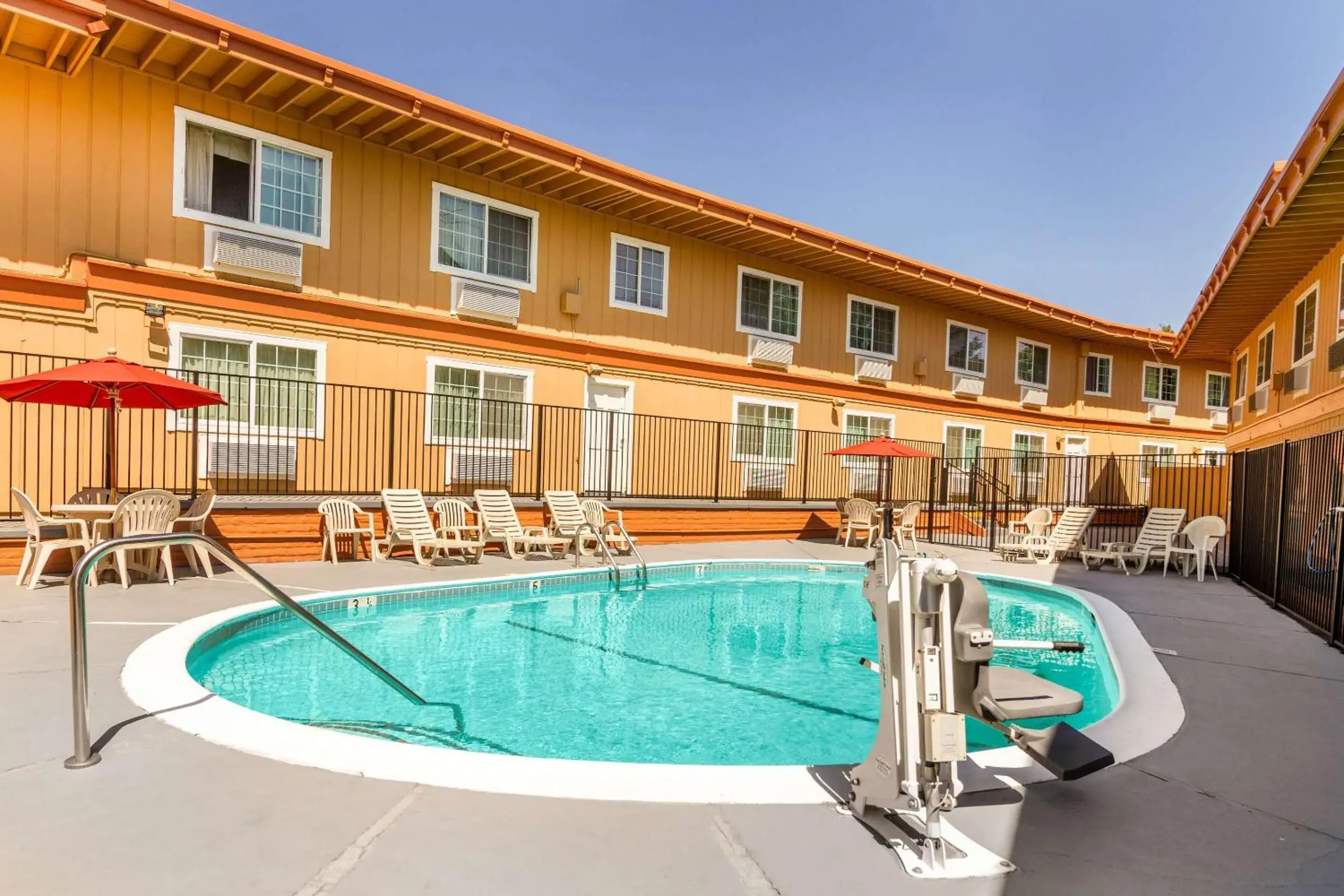 Swimming pool in Rodeway Inn Auburn – Foresthill Swimming pool in Rodeway Inn Auburn – Foresthill