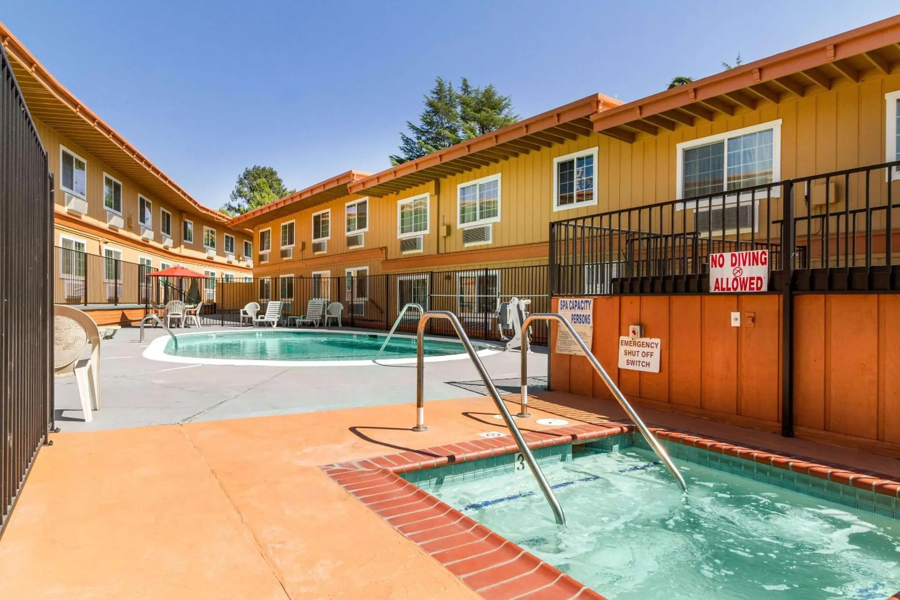 Swimming pool in Rodeway Inn Auburn – Foresthill Swimming pool in Rodeway Inn Auburn – Foresthill