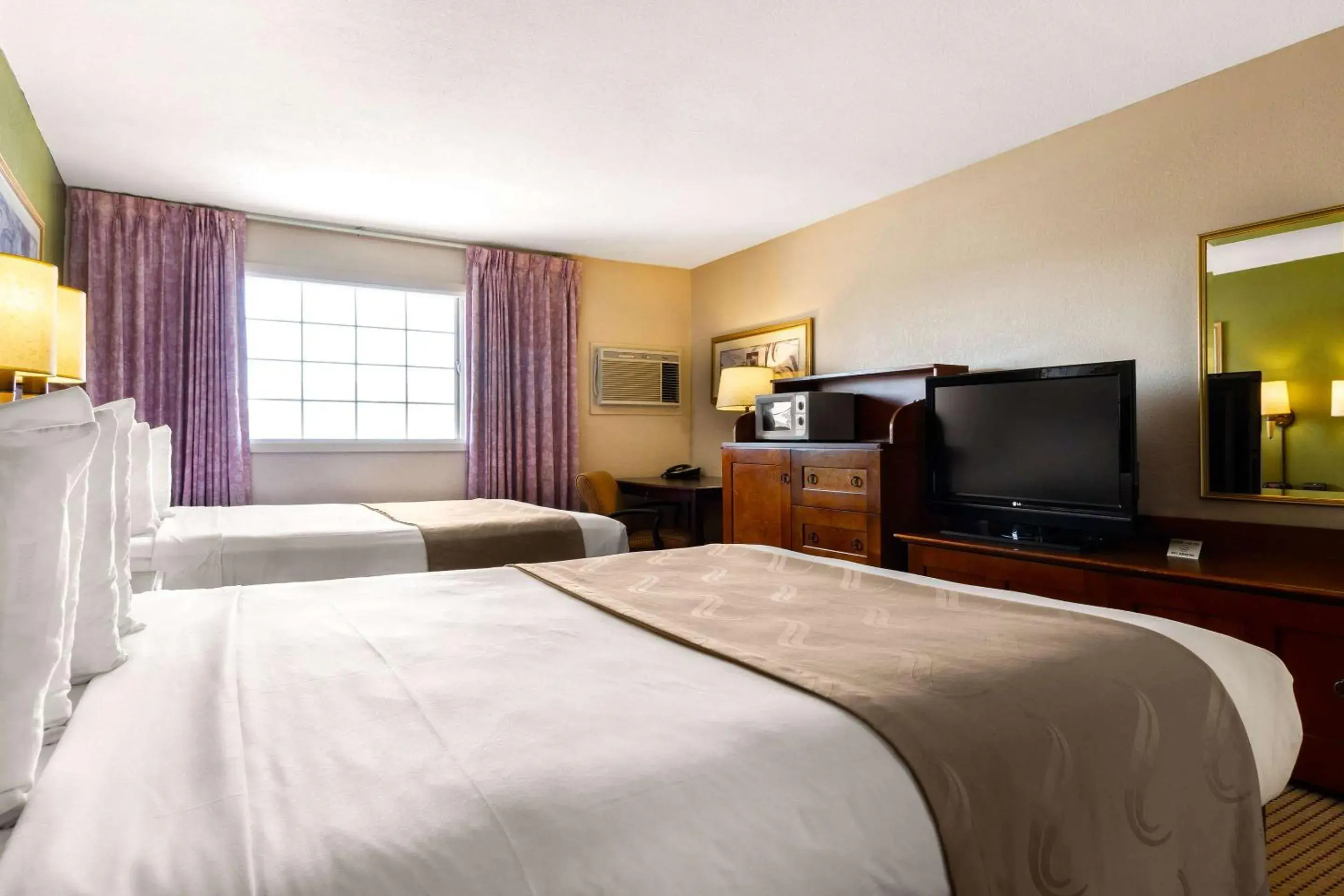 Bedroom in Rodeway Inn Bedroom in Rodeway Inn