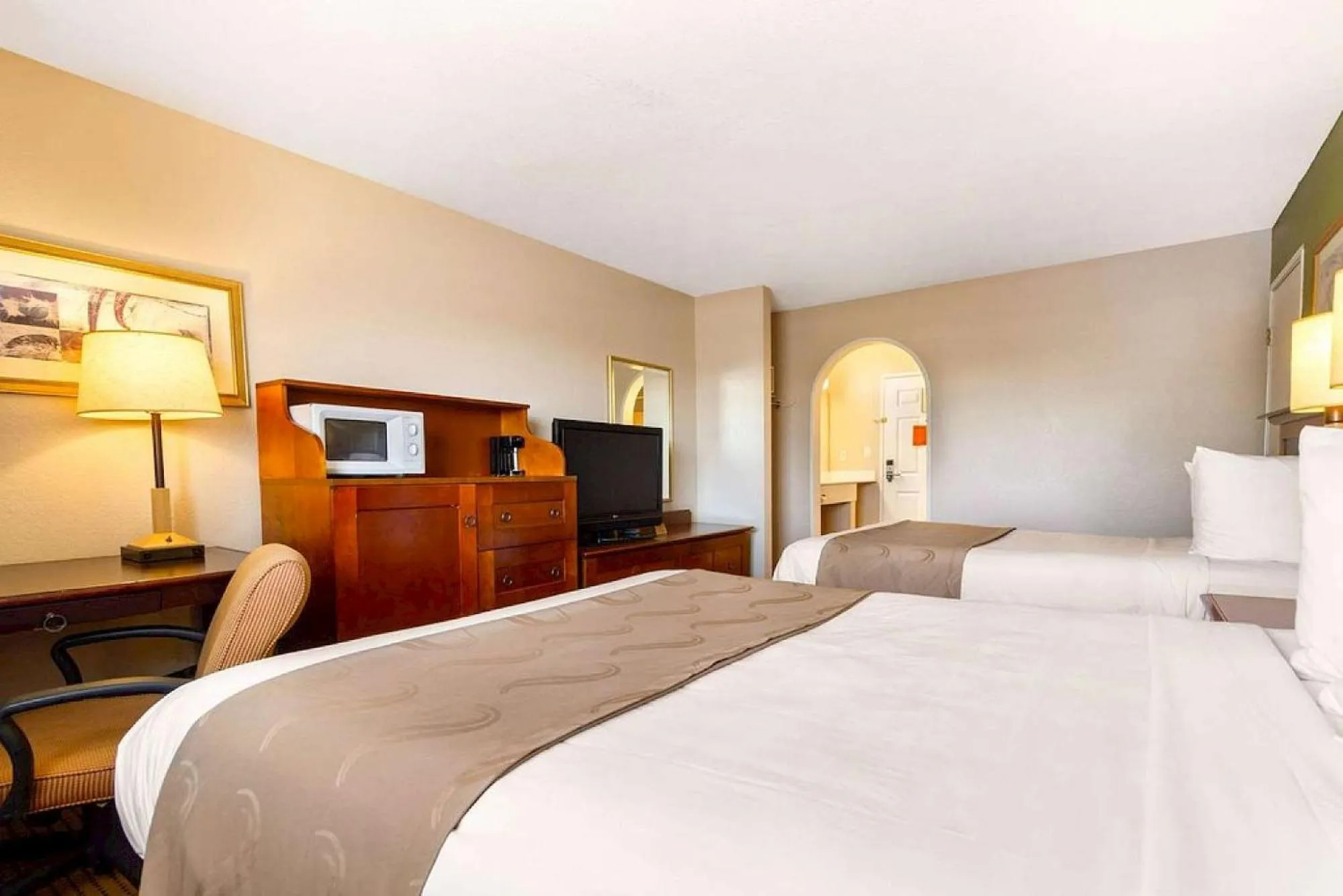 Photo of the whole room, Bed in Auburn House Hotel