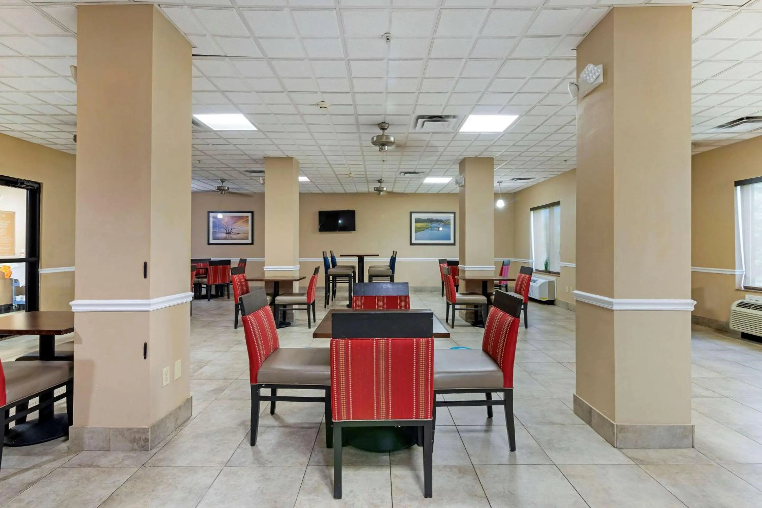 Restaurant/places to eat in Comfort Suites Savannah North