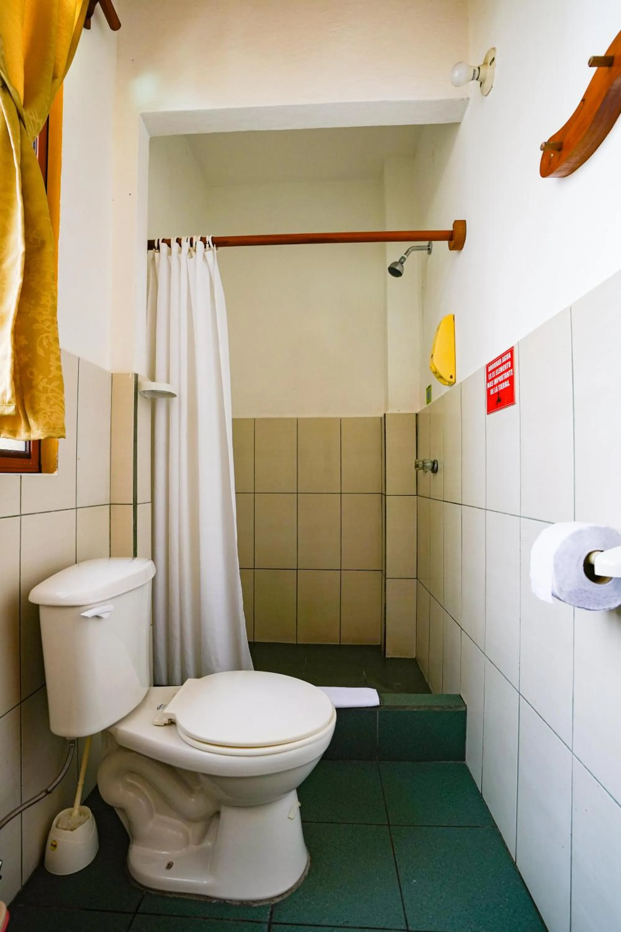 Toilet in Galapagos Verde Azul