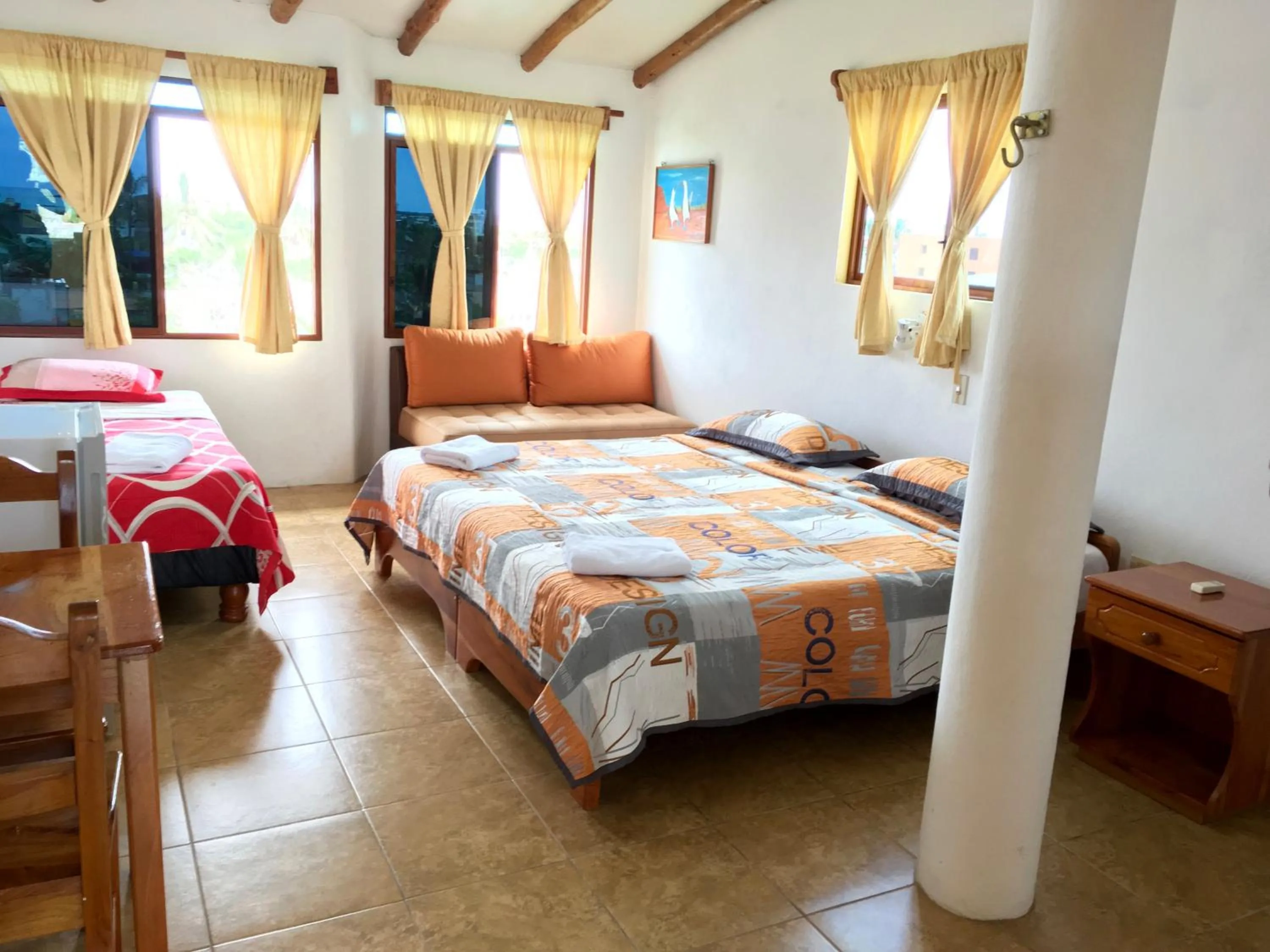 Photo of the whole room, Bed in Galapagos Verde Azul
