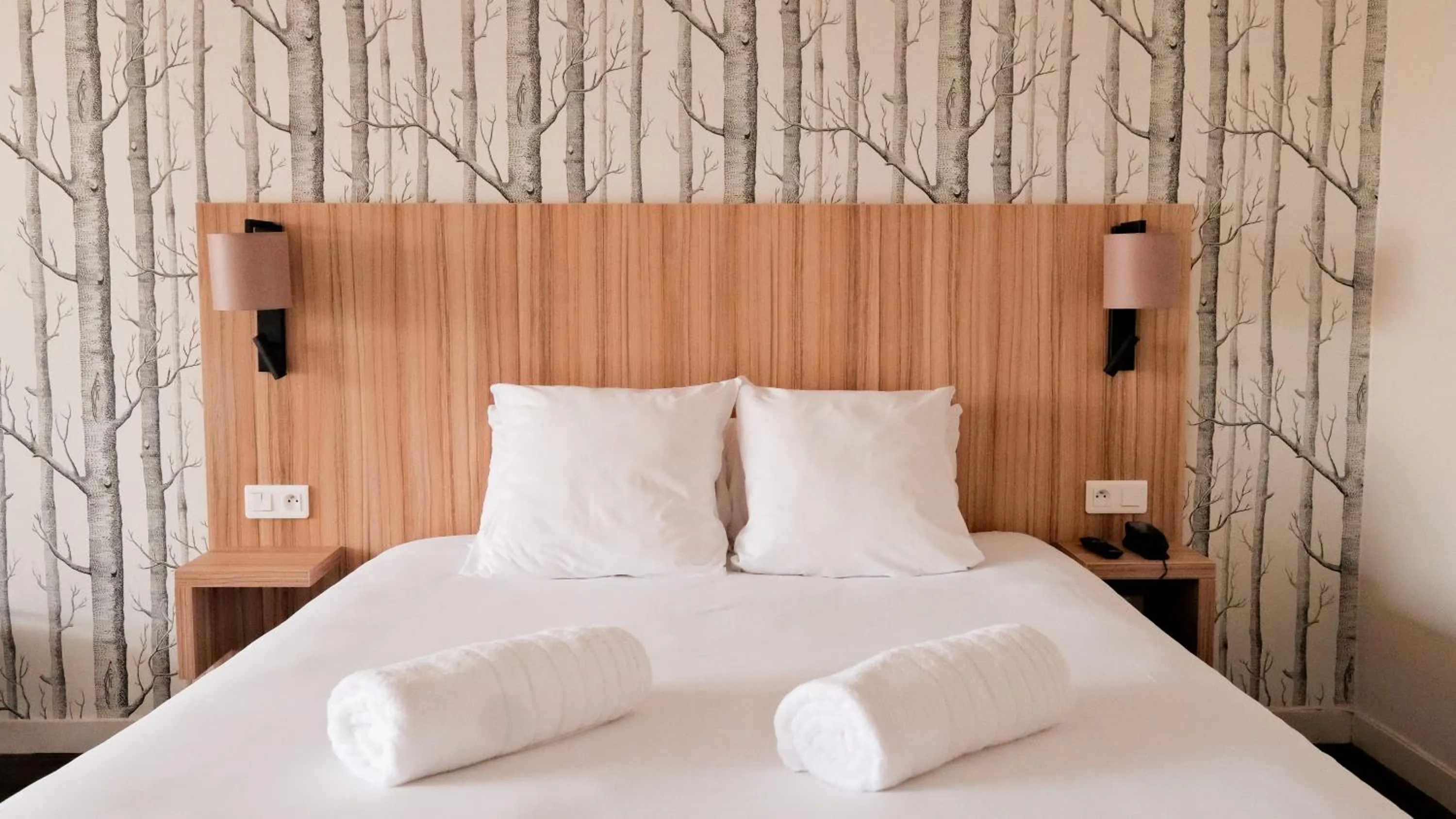 Bed in Le Bois d'Imbert - Memory Collection