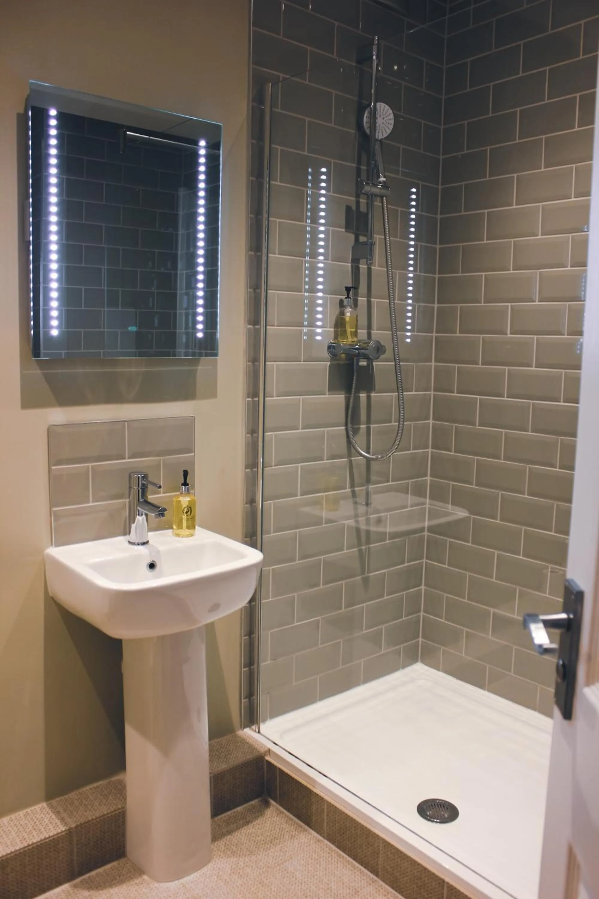 Shower in The Kings Arms