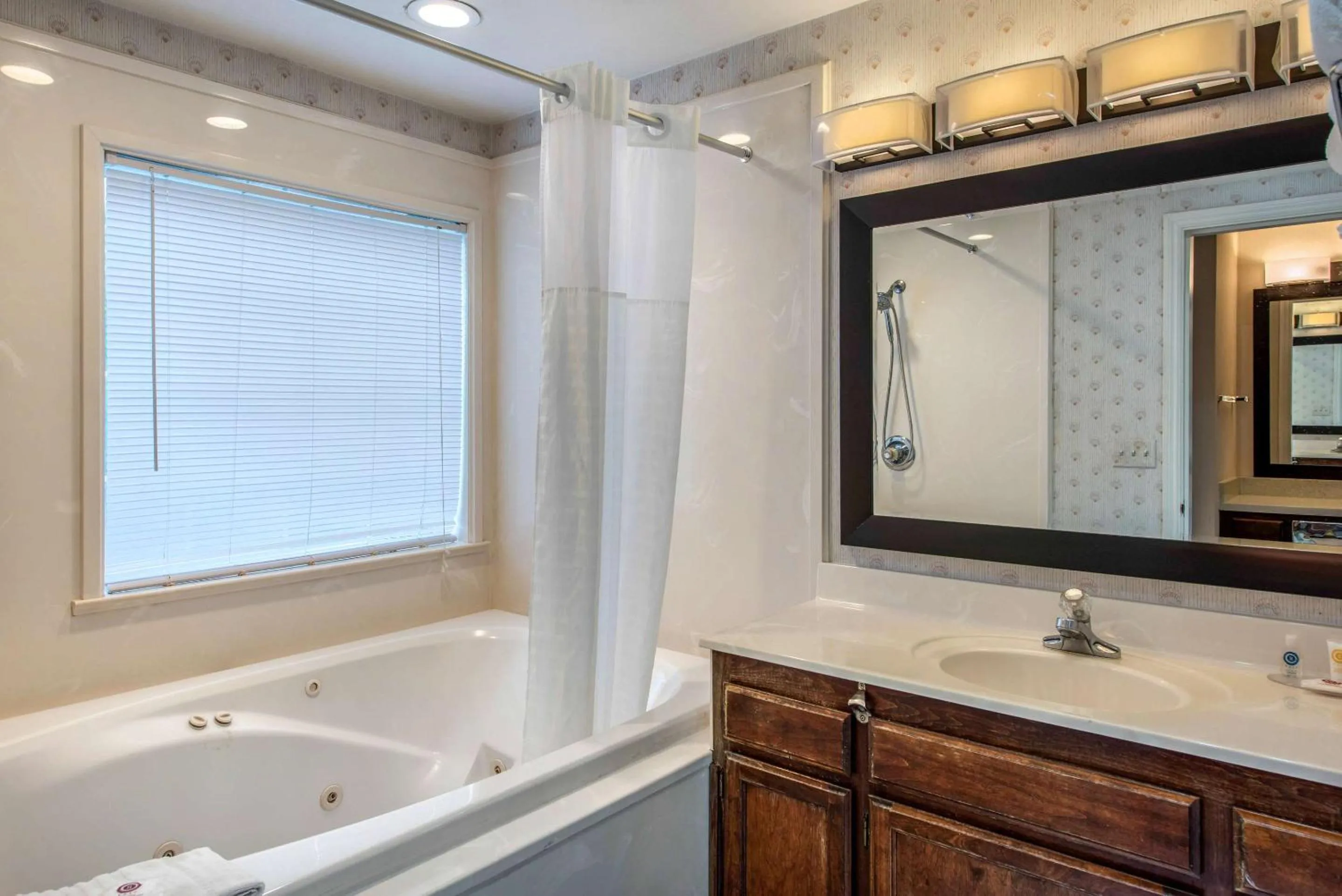 Bedroom in Comfort Inn Mount Shasta Area