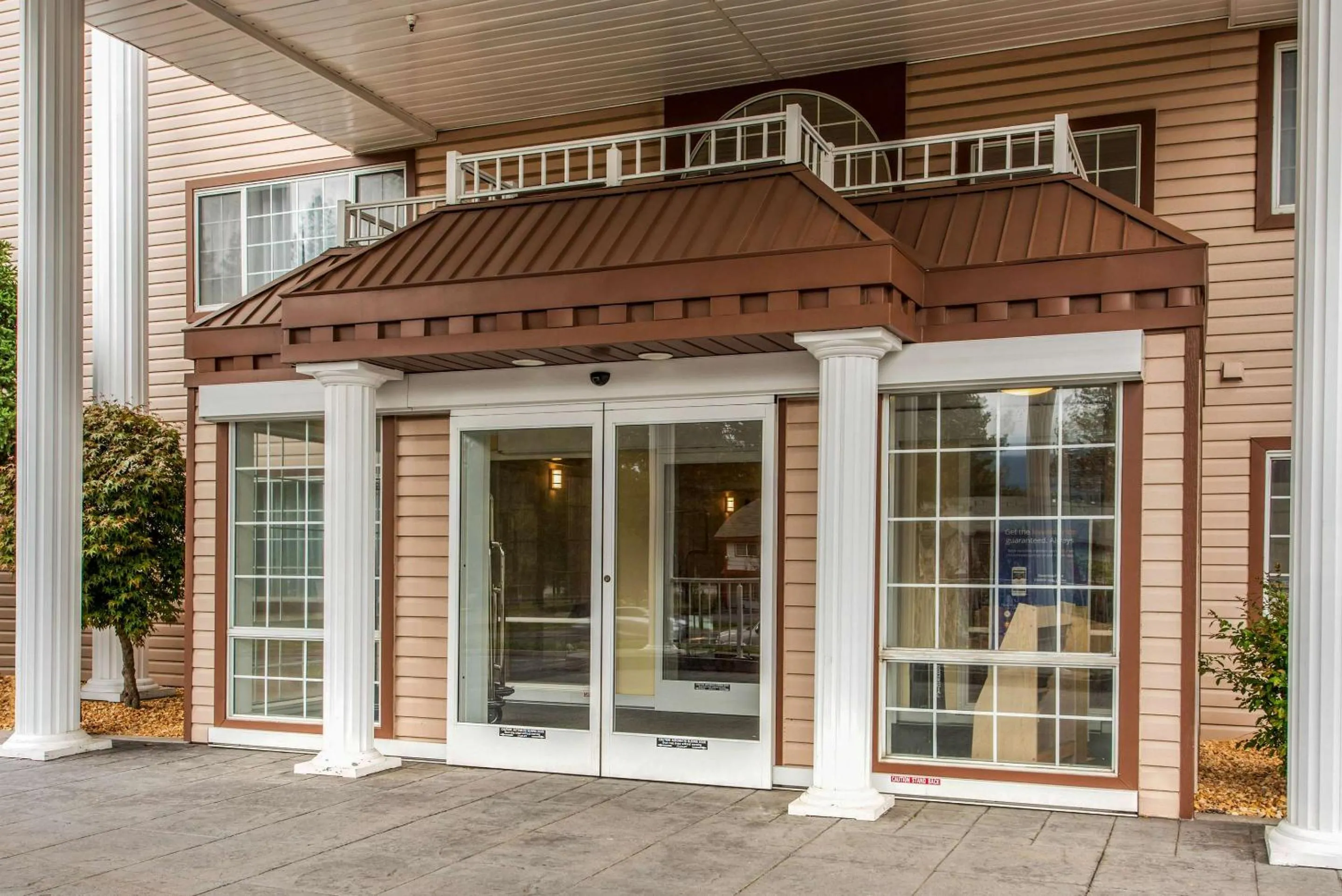 Property building in Comfort Inn Mount Shasta Area