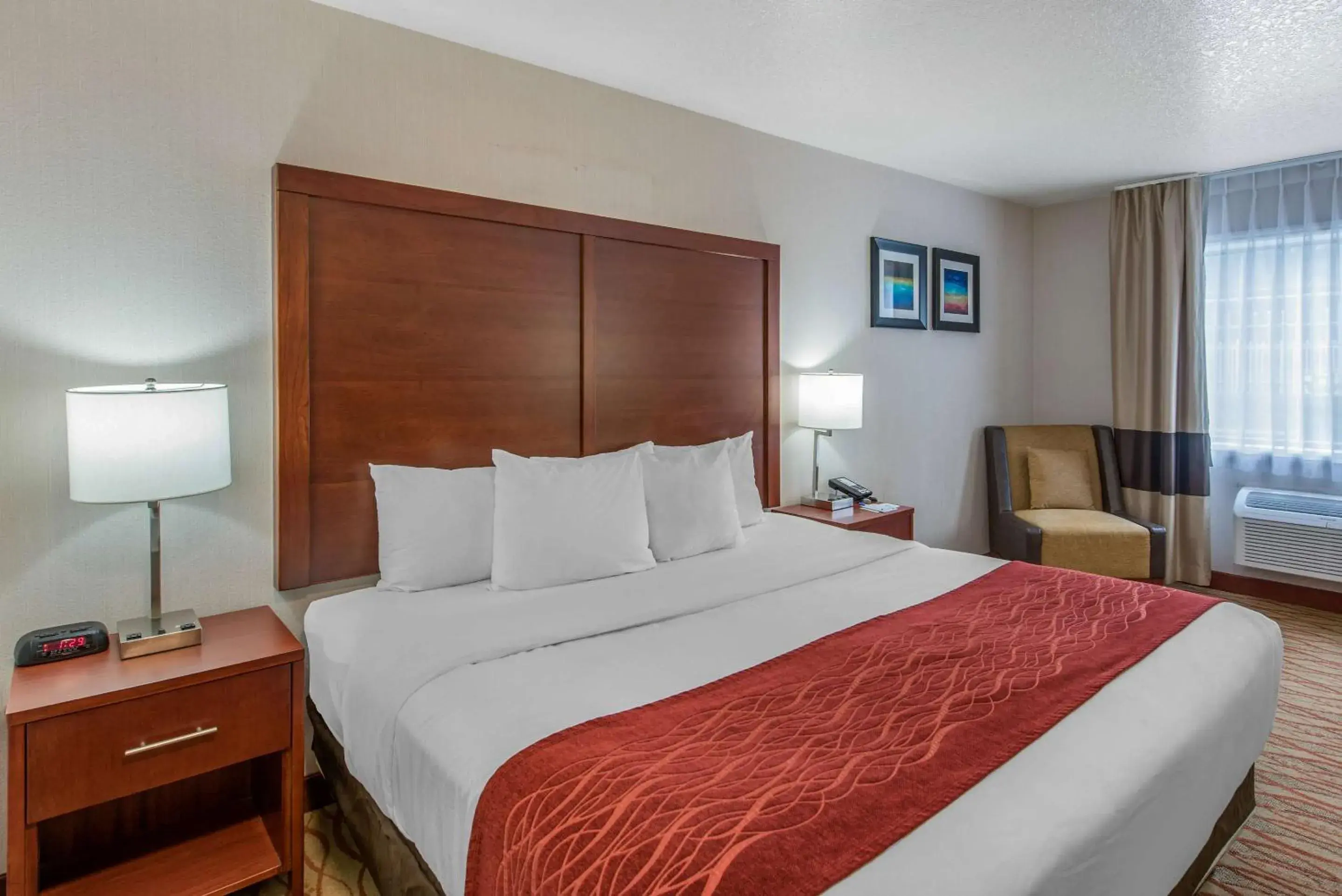 Bedroom, Bed in Comfort Inn Mount Shasta Area Bedroom, Bed in Comfort Inn Mount Shasta Area