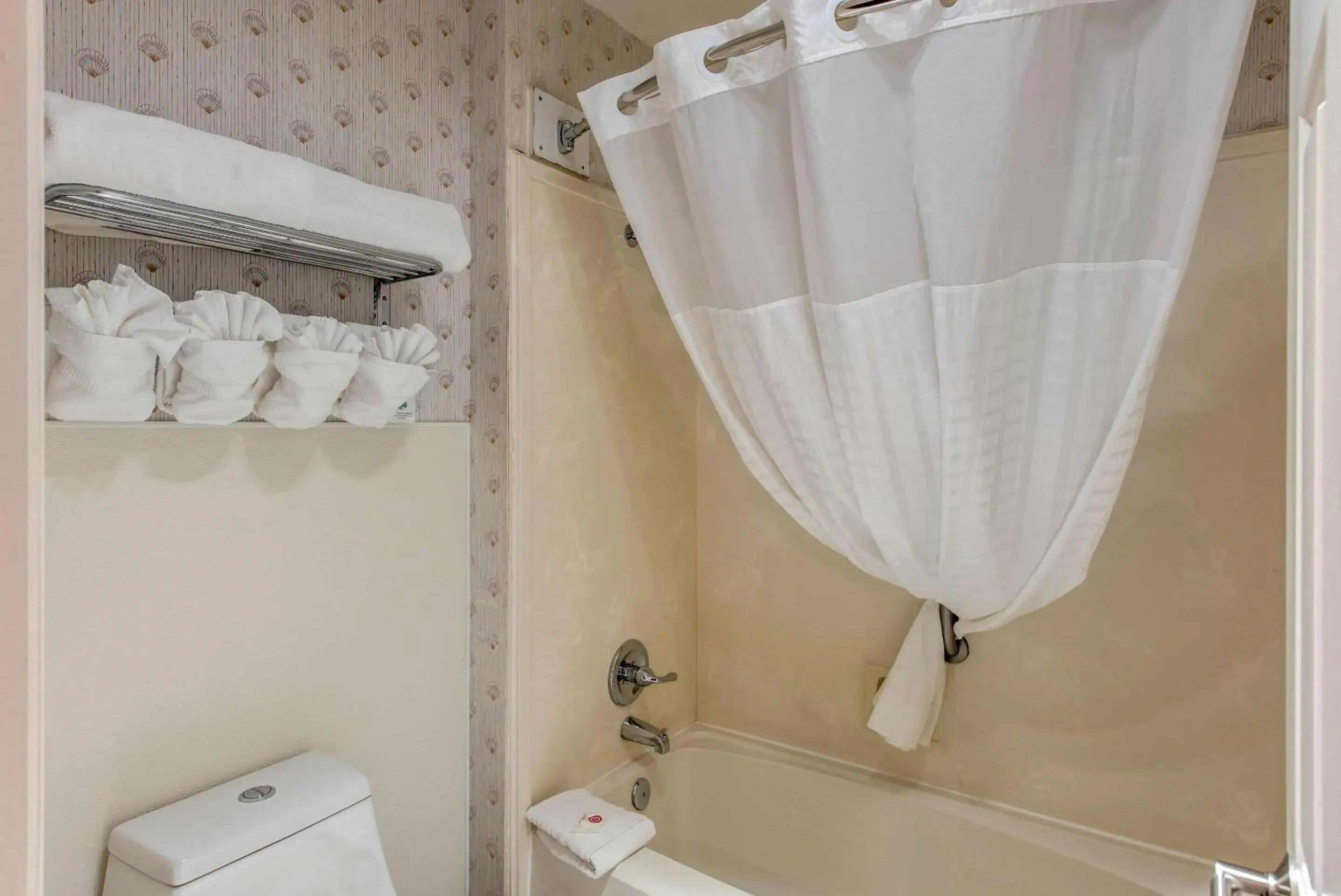 Bedroom in Comfort Inn Mount Shasta Area Bedroom in Comfort Inn Mount Shasta Area