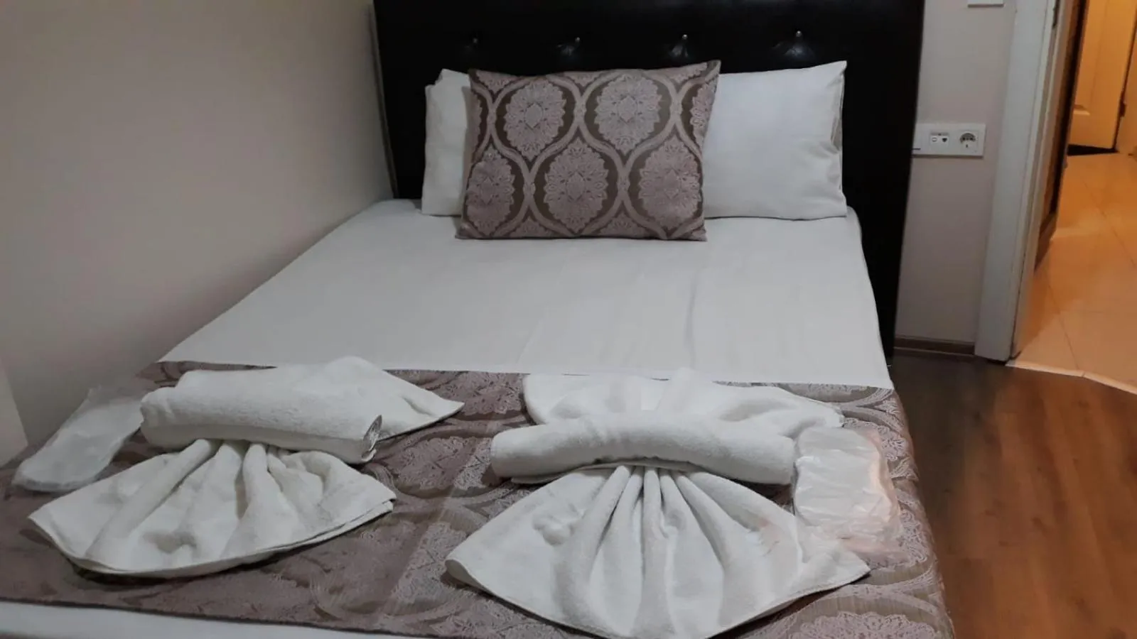 Bedroom, Bed in Burak Apart