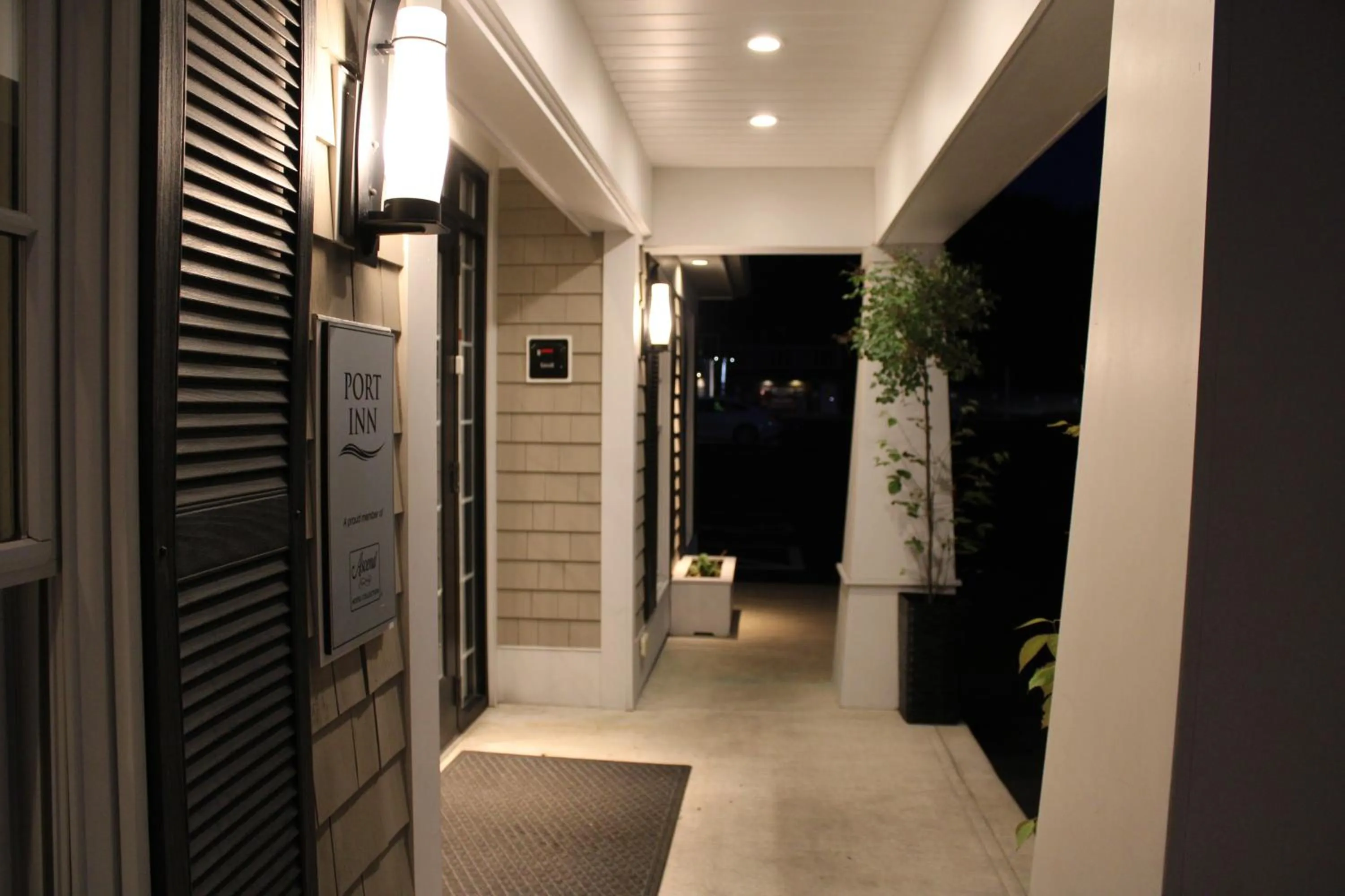 Property building in Port Inn & Suites Kennebunk, an Ascend Collection Hotel