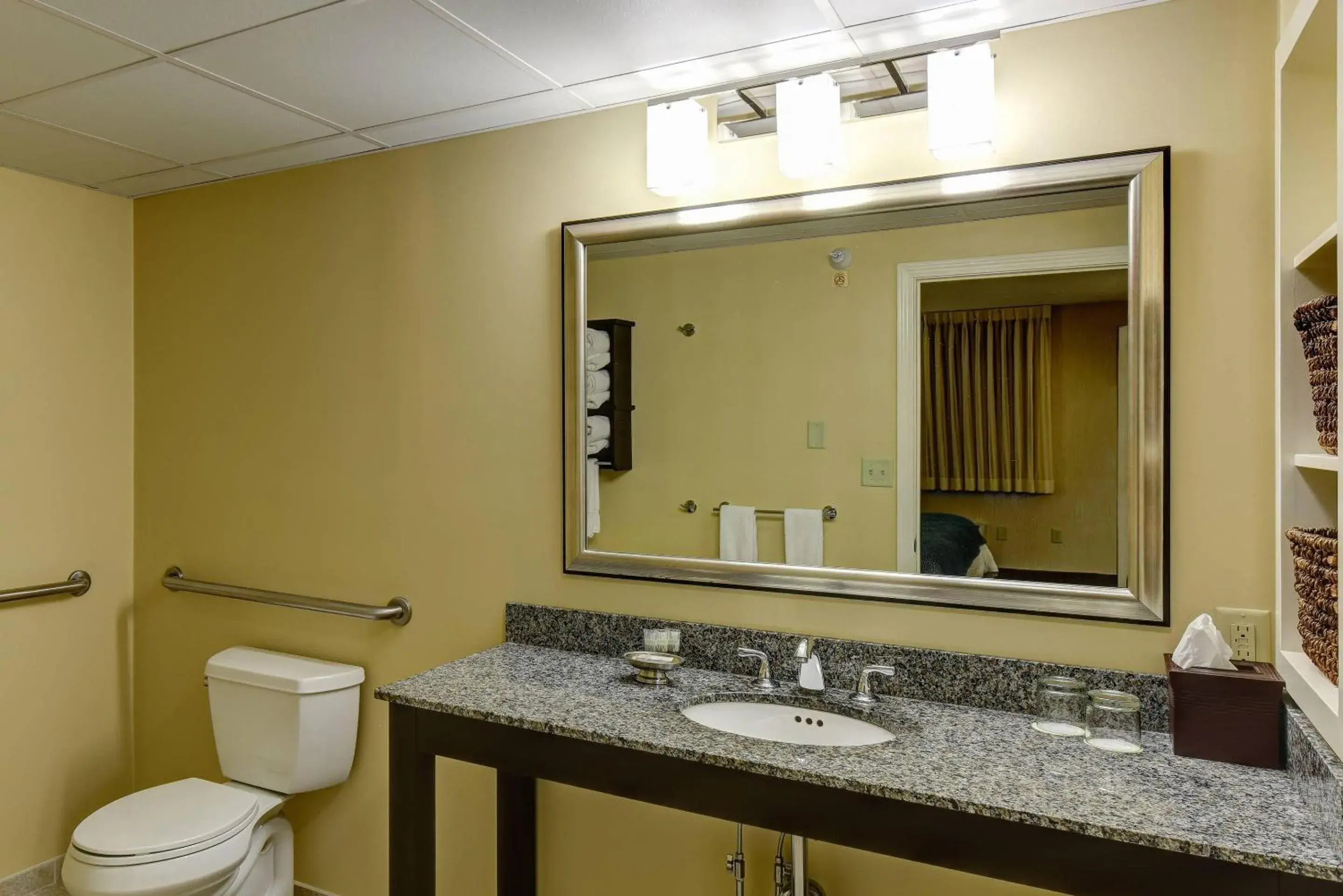 King Room - Accessible/Non-Smoking in Port Inn & Suites Kennebunk, an Ascend Collection Hotel King Room - Accessible/Non-Smoking in Port Inn & Suites Kennebunk, an Ascend Collection Hotel