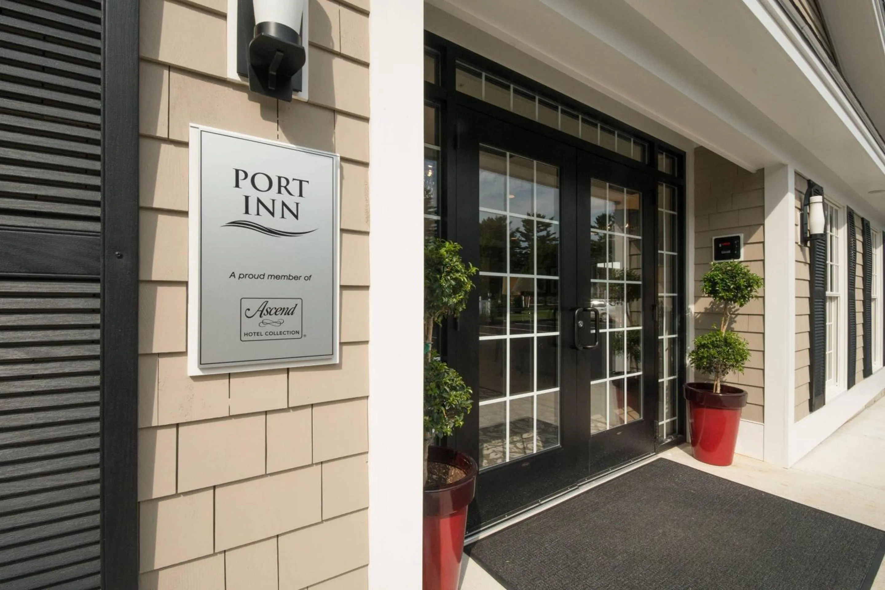 Property building in Port Inn & Suites Kennebunk, an Ascend Collection Hotel