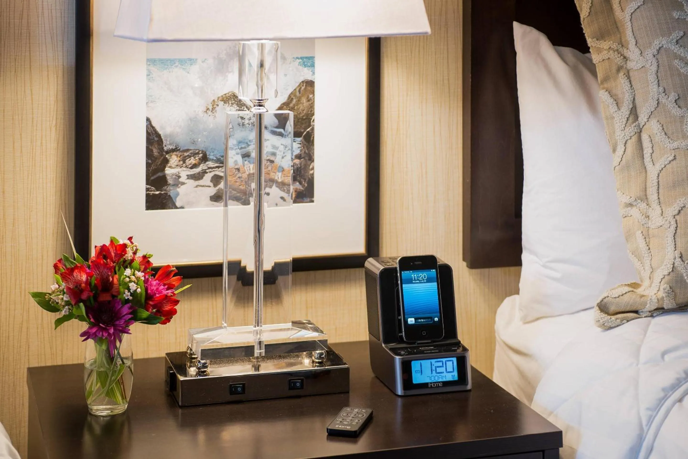 Bedroom, Bed in Port Inn & Suites Kennebunk, an Ascend Collection Hotel