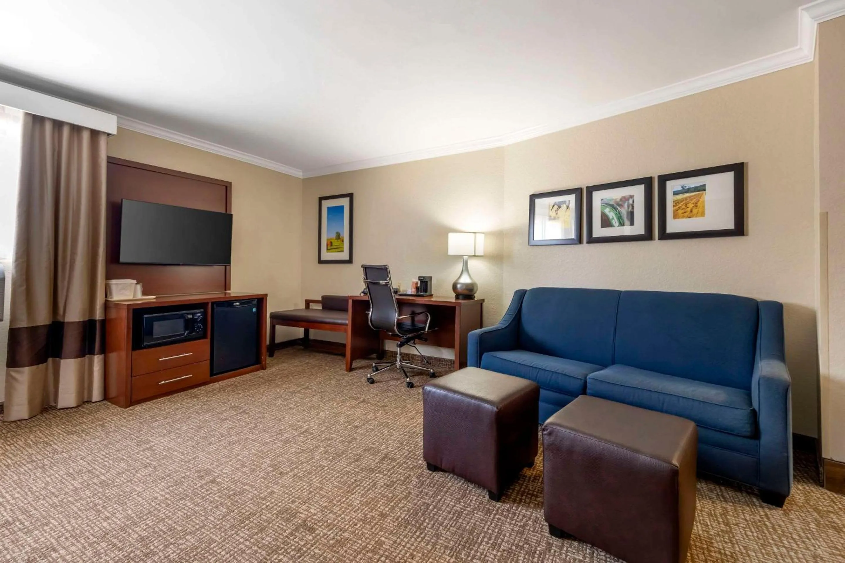 Bedroom in Comfort Suites Elizabethtown