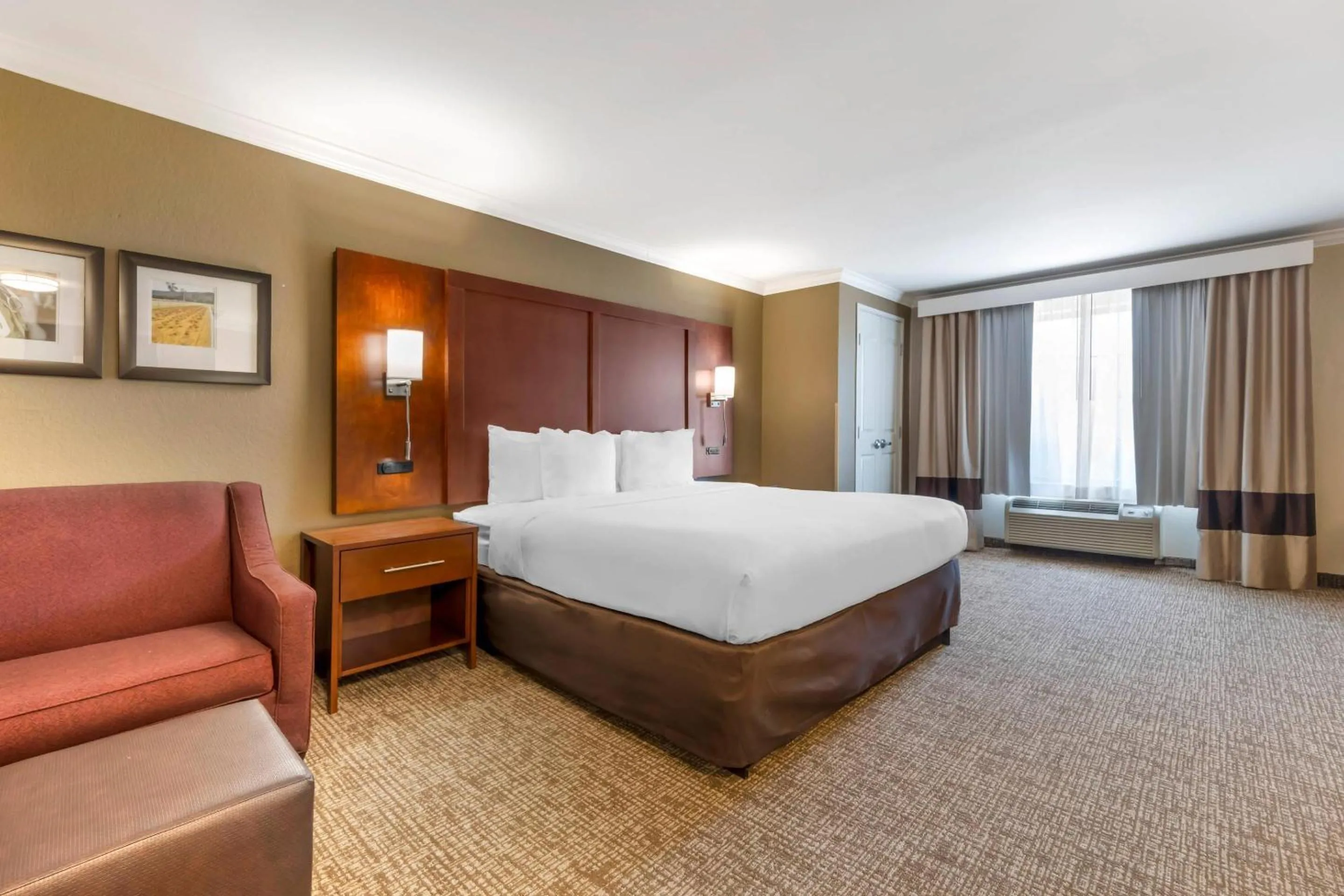 Bedroom, Bed in Comfort Suites Elizabethtown