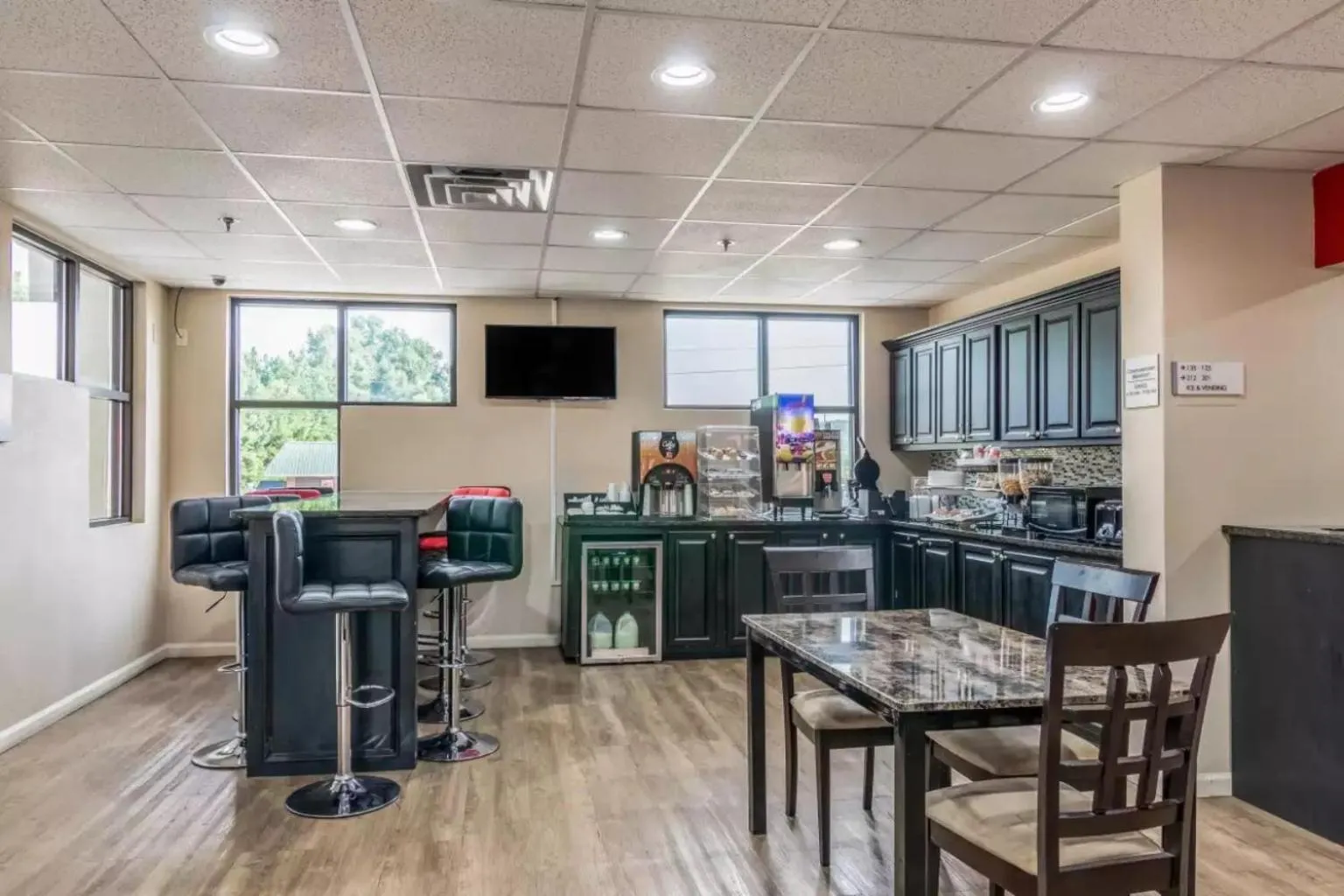 TV and multimedia in Econo Lodge Opelika