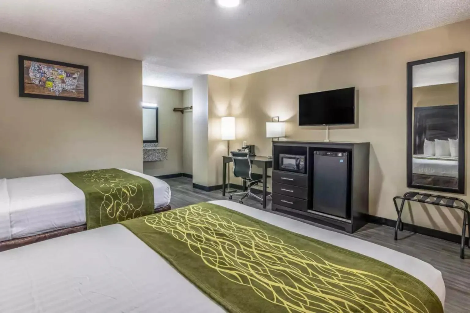 TV and multimedia, Bed in Econo Lodge Opelika
