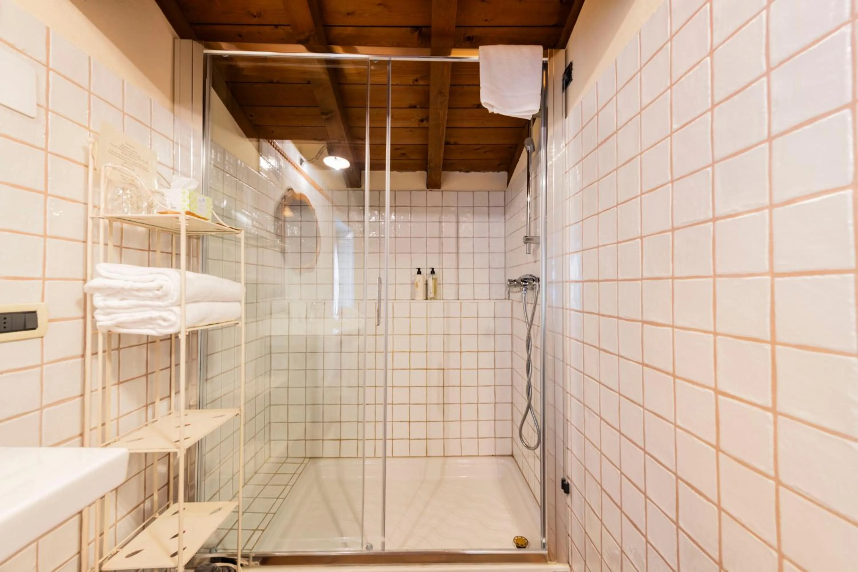 Shower in Musella Winery & Relais