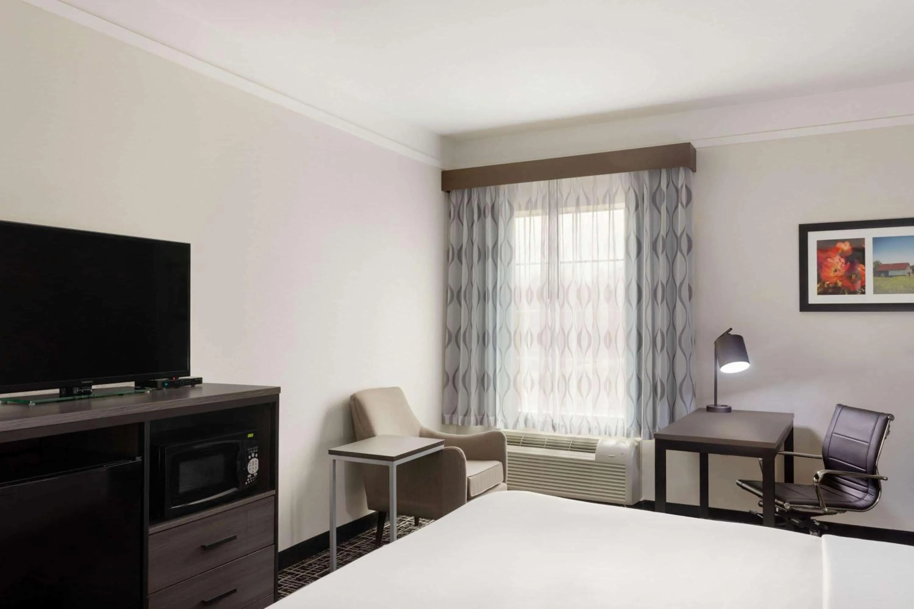 Photo of the whole room, Bed in La Quinta by Wyndham I-20 Longview South