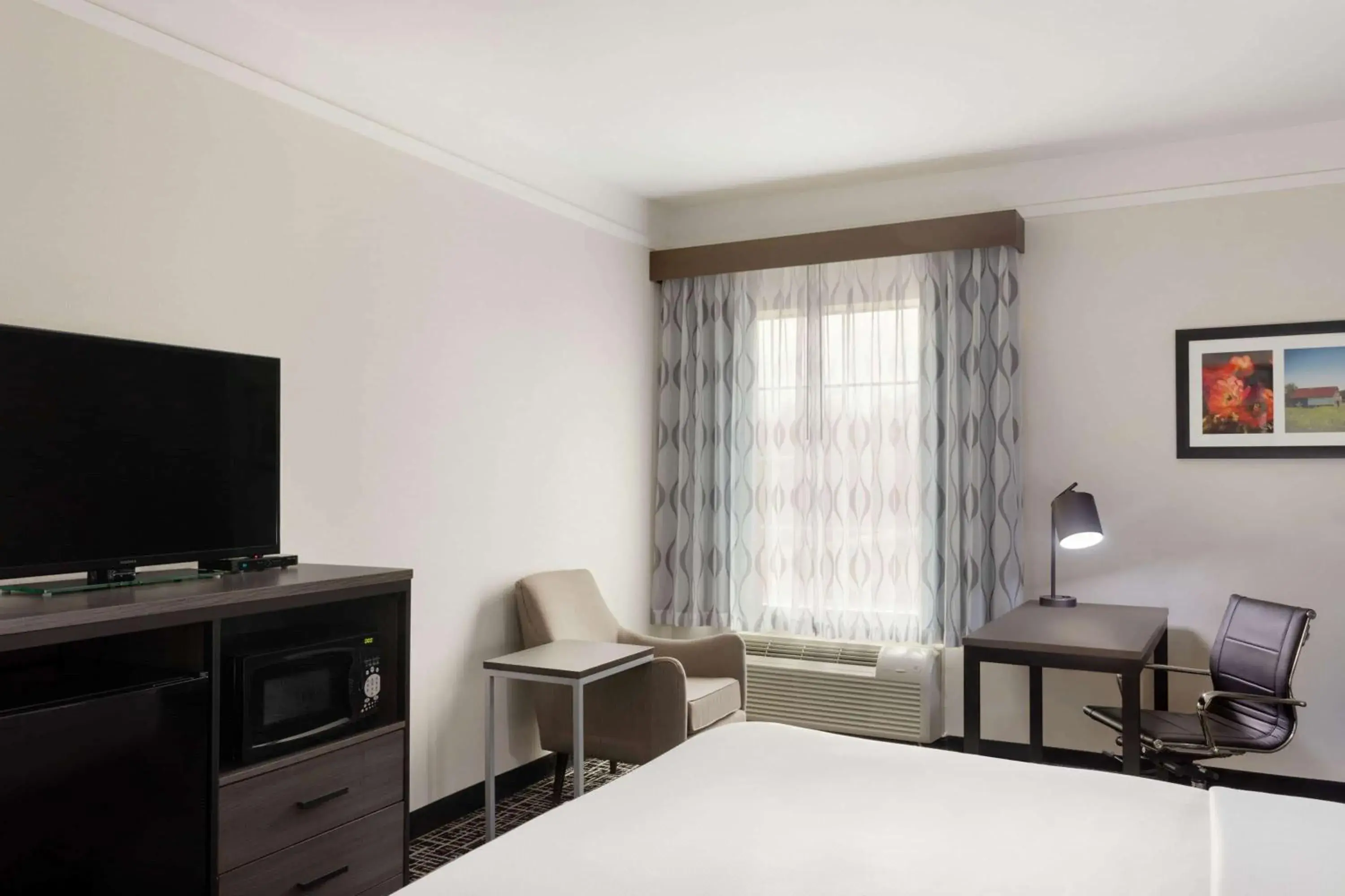 Photo of the whole room, Bed in La Quinta by Wyndham I-20 Longview South Photo of the whole room, Bed in La Quinta by Wyndham I-20 Longview South