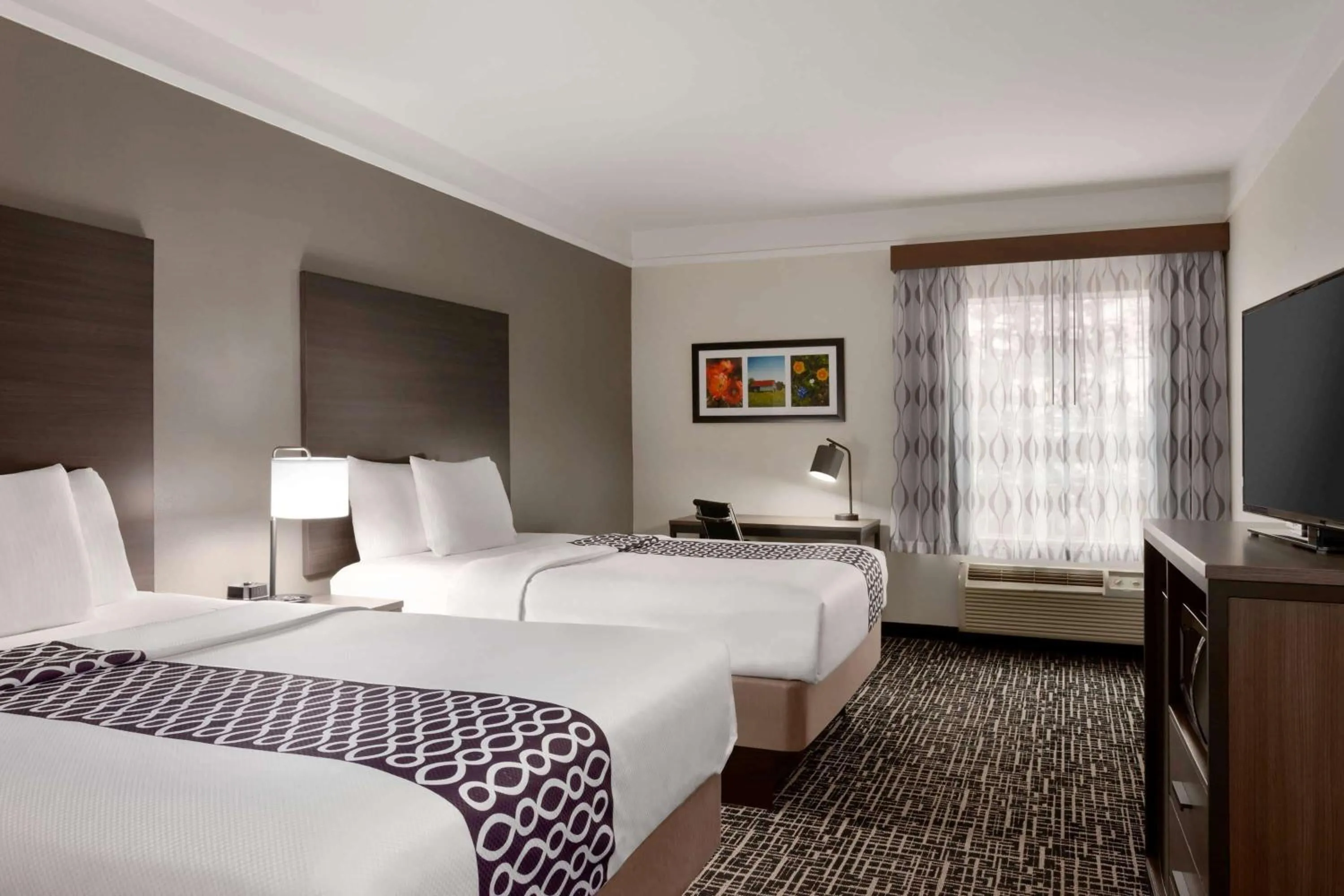 Photo of the whole room, Bed in La Quinta by Wyndham I-20 Longview South