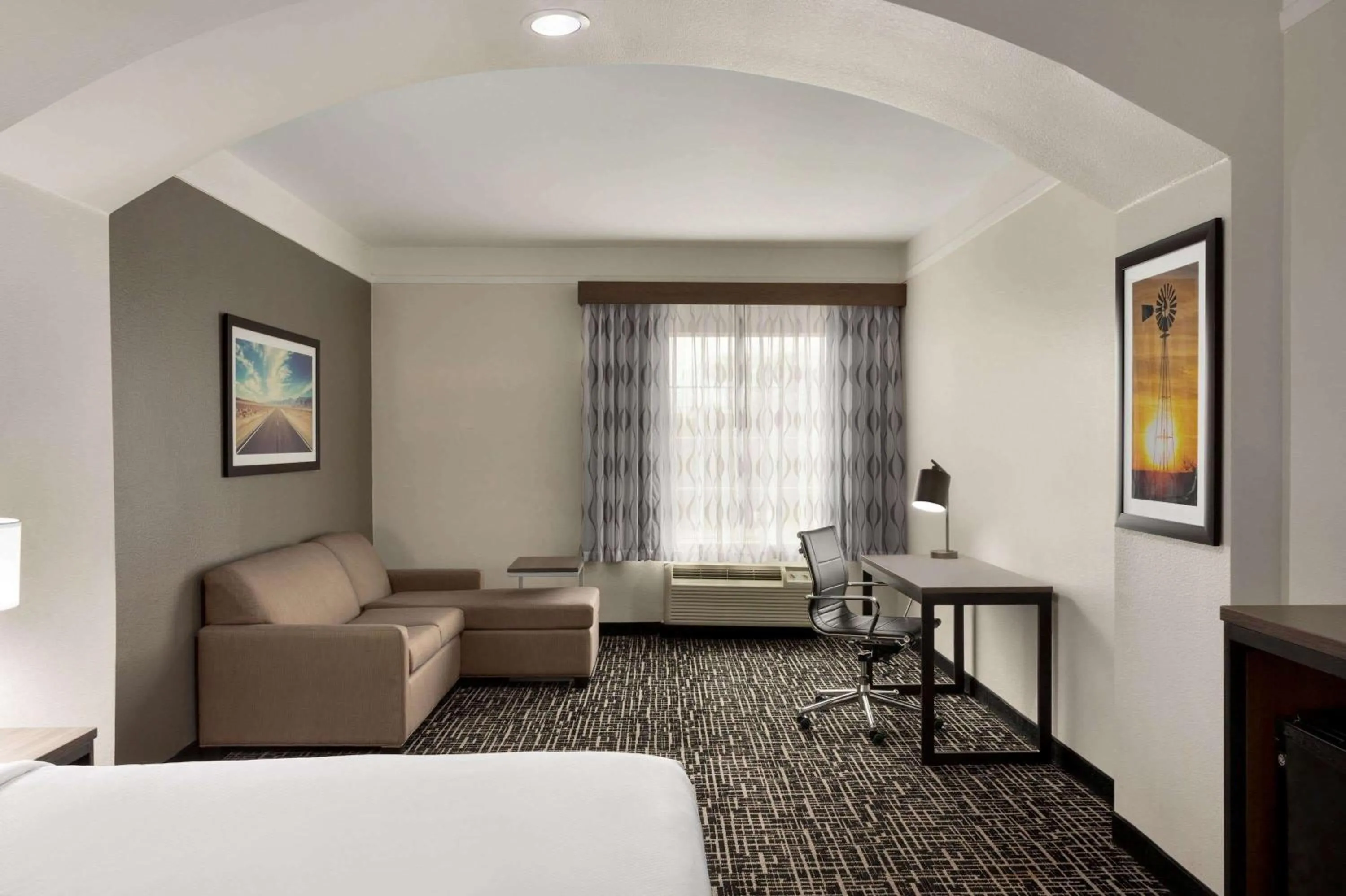 Photo of the whole room, Bed in La Quinta by Wyndham I-20 Longview South