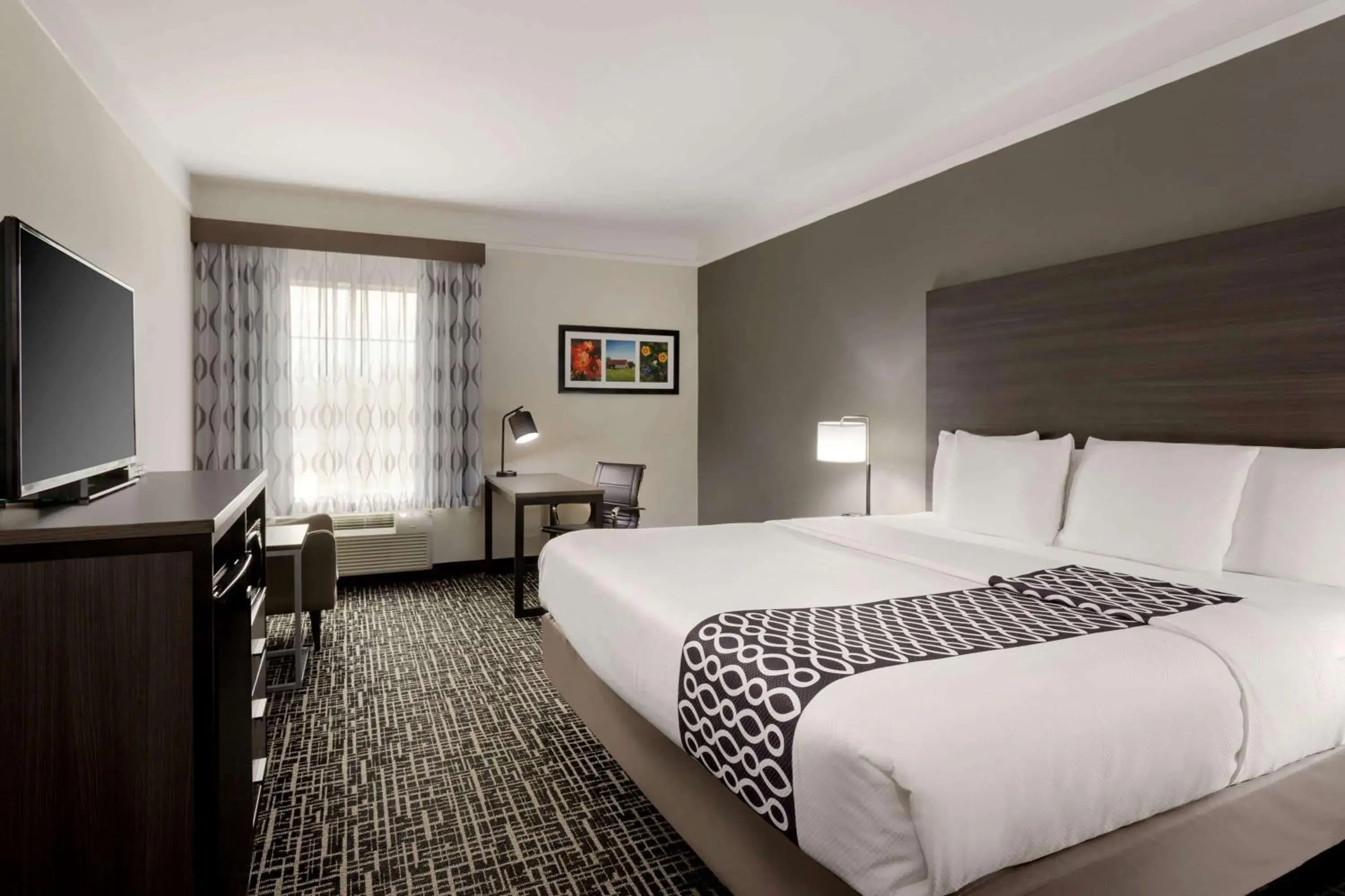 Photo of the whole room, Bed in La Quinta by Wyndham I-20 Longview South Photo of the whole room, Bed in La Quinta by Wyndham I-20 Longview South