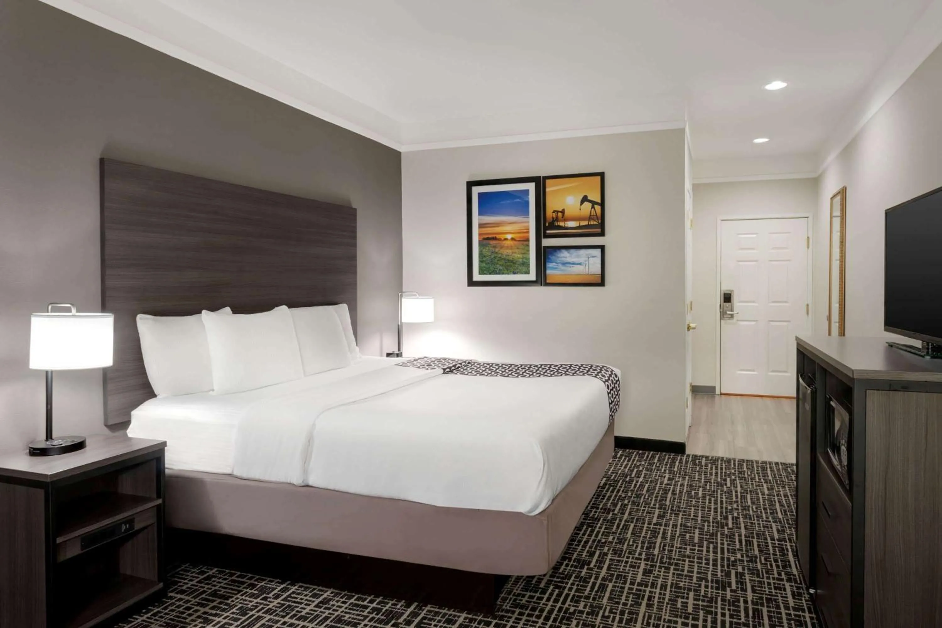 Photo of the whole room, Bed in La Quinta by Wyndham I-20 Longview South