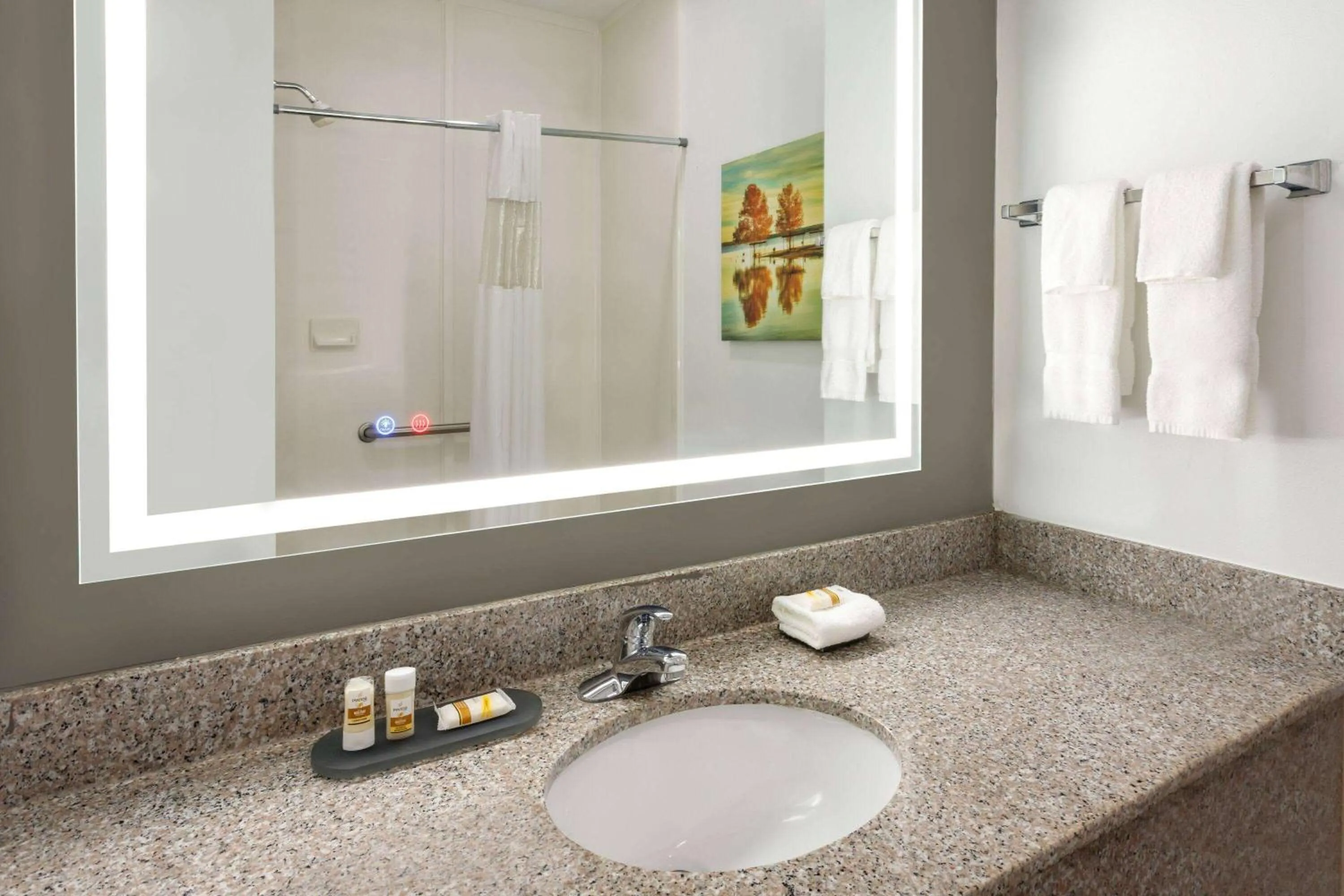 Bathroom in La Quinta by Wyndham I-20 Longview South