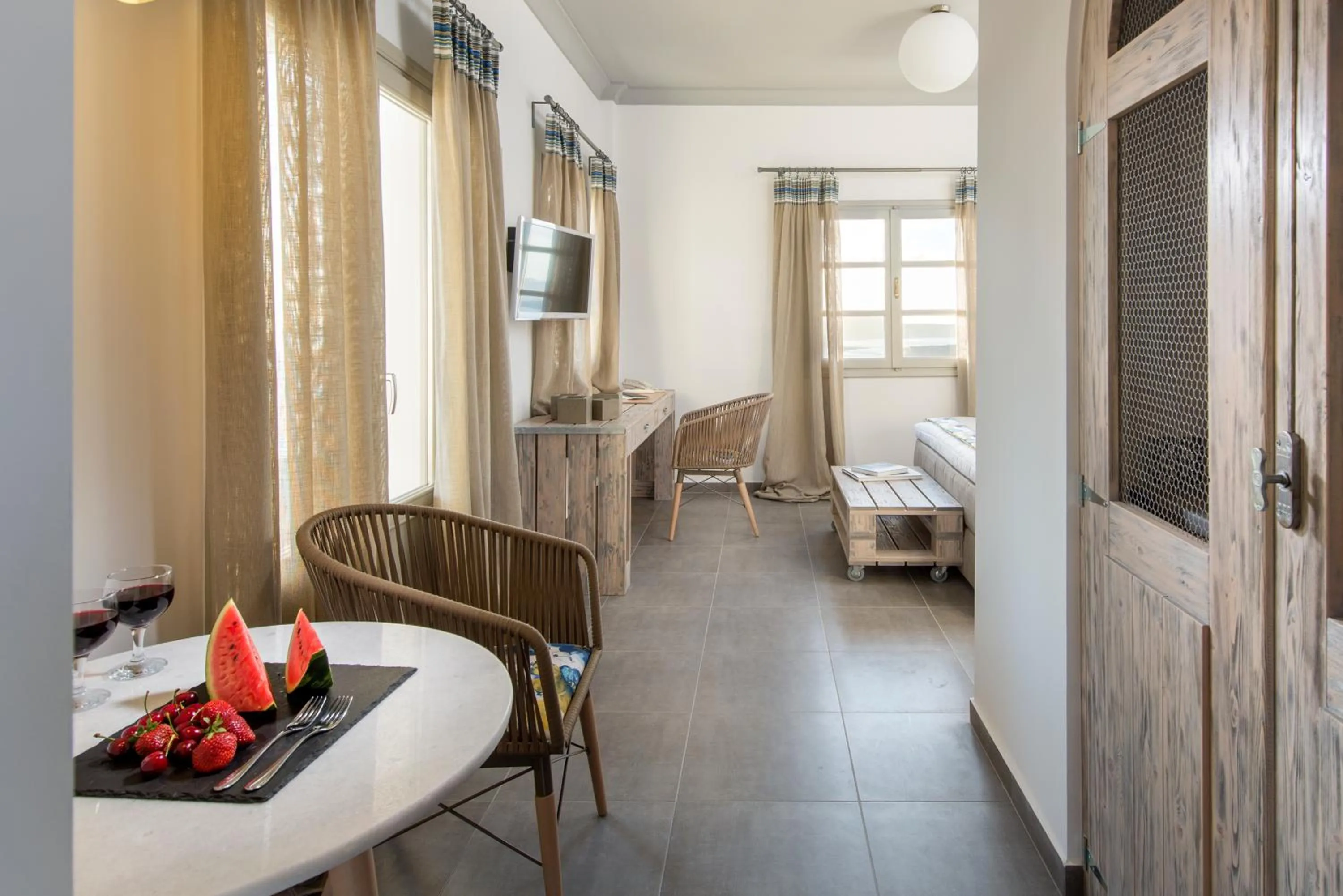 TV and multimedia, Bed in Caldera's Dolphin Suites