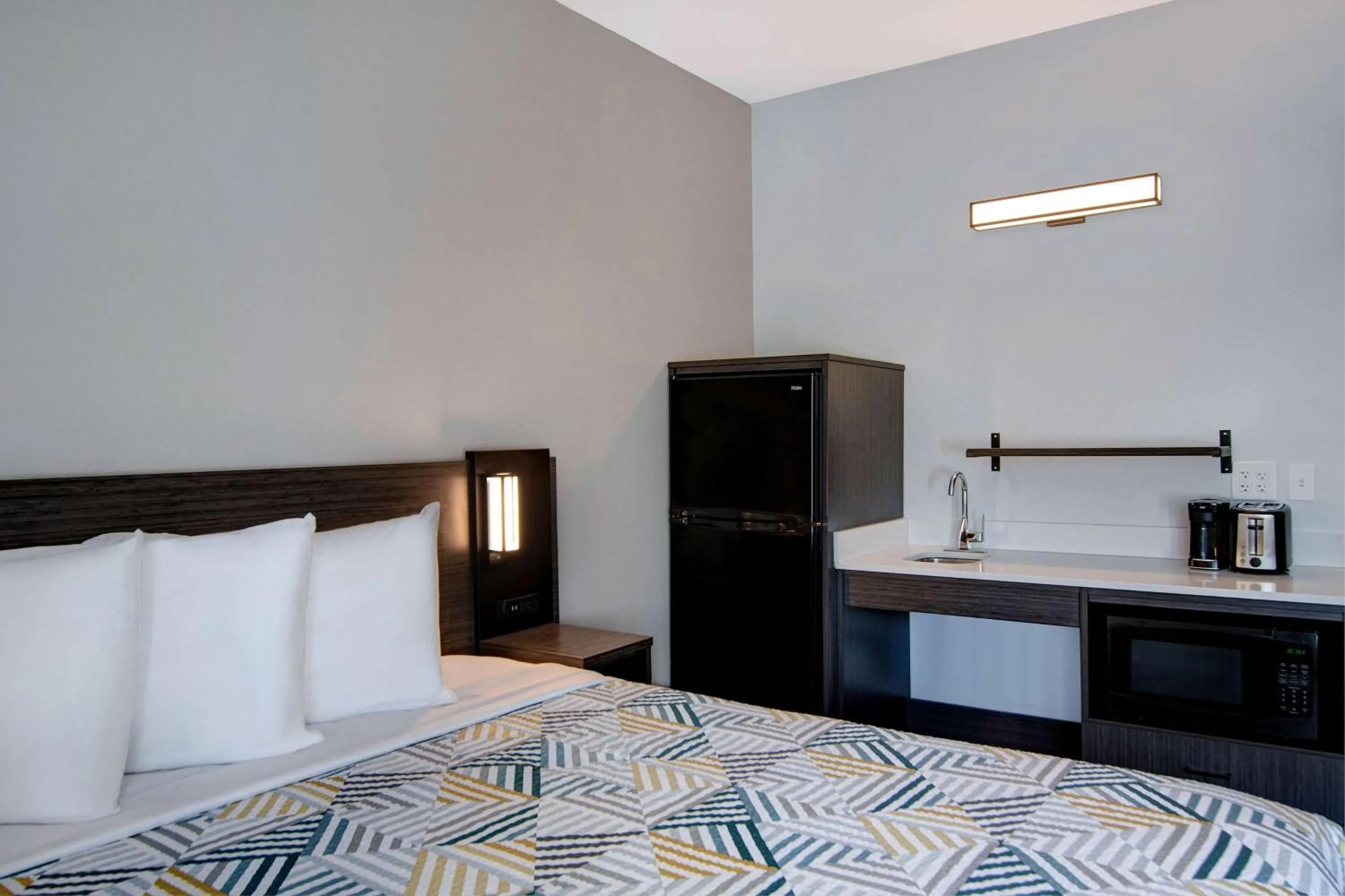 Photo of the whole room, Bed in Studio 6 Pensacola, FL - West I-10